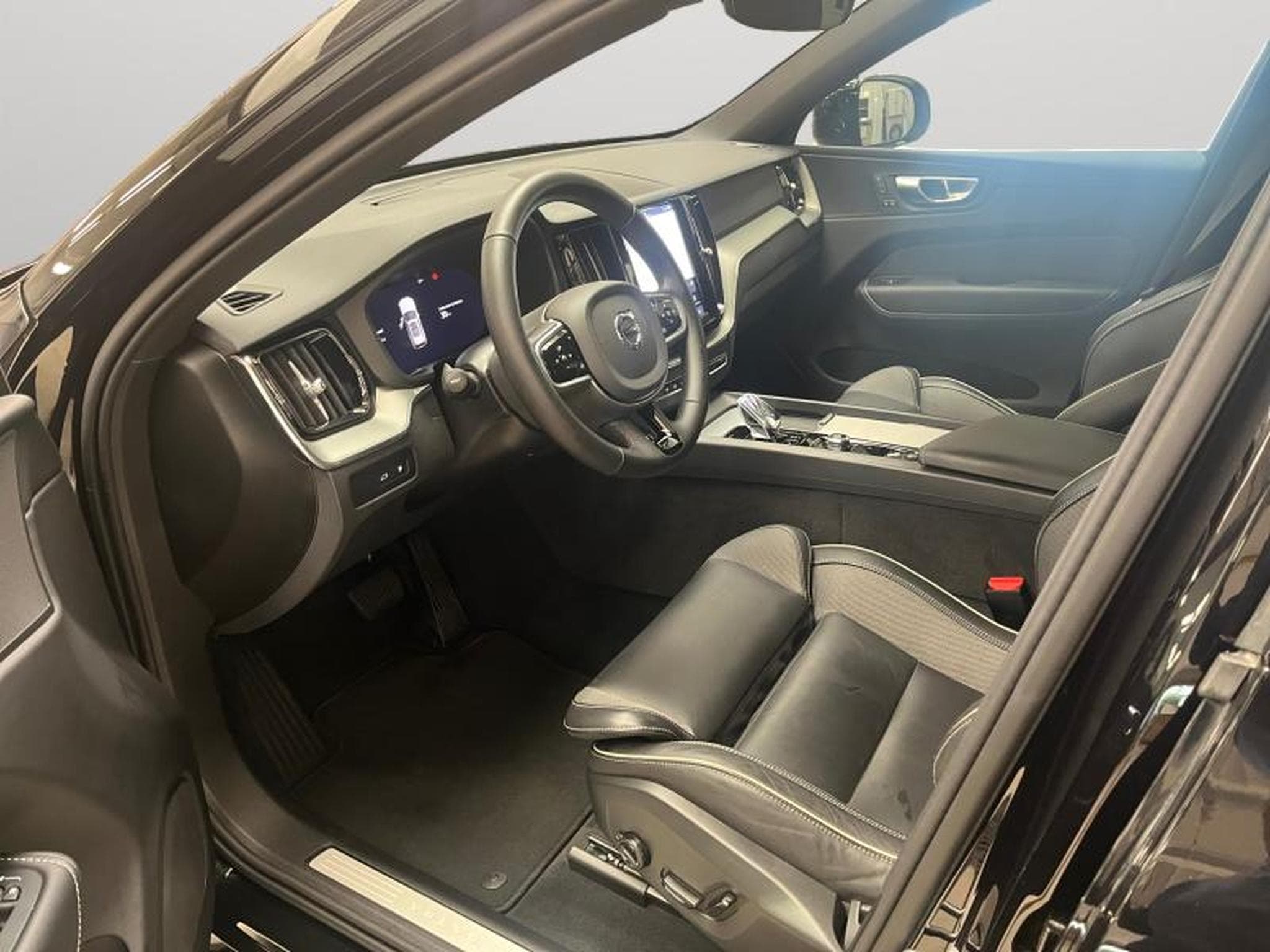 Volvo XC60 T6 Black Edition Plus TOIT PANO MARCHE PIEDS (2025) - Foto 26