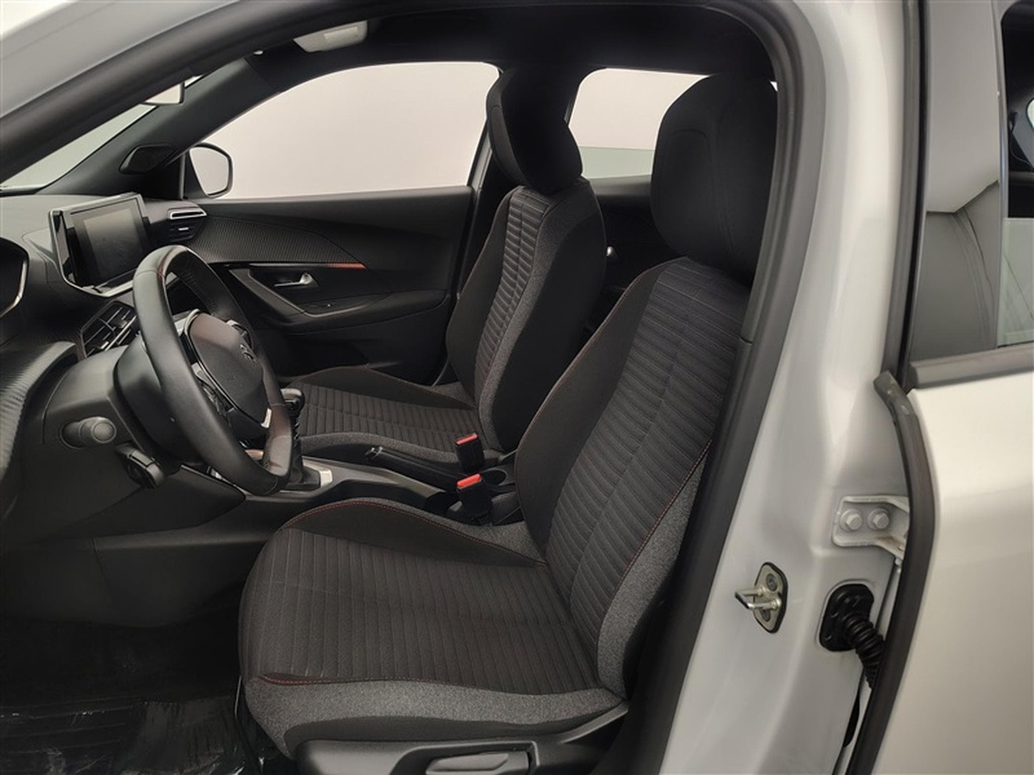 Peugeot 2008 1.2 PureTech Allure S&S (EU6.4) (2023) - Photo 7
