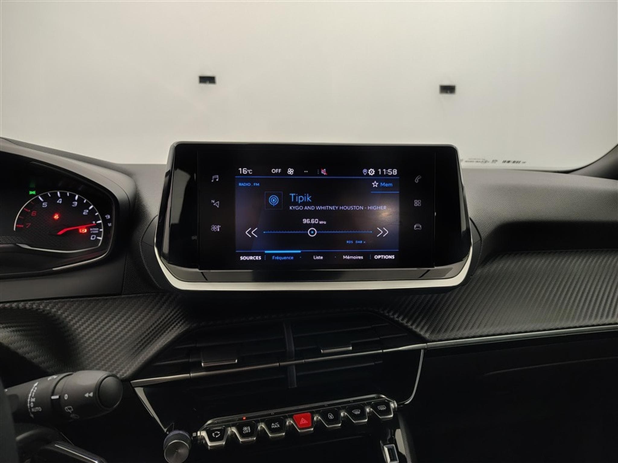 Peugeot 2008 1.2 PureTech Allure S&S (EU6.4) (2023) - Photo 11