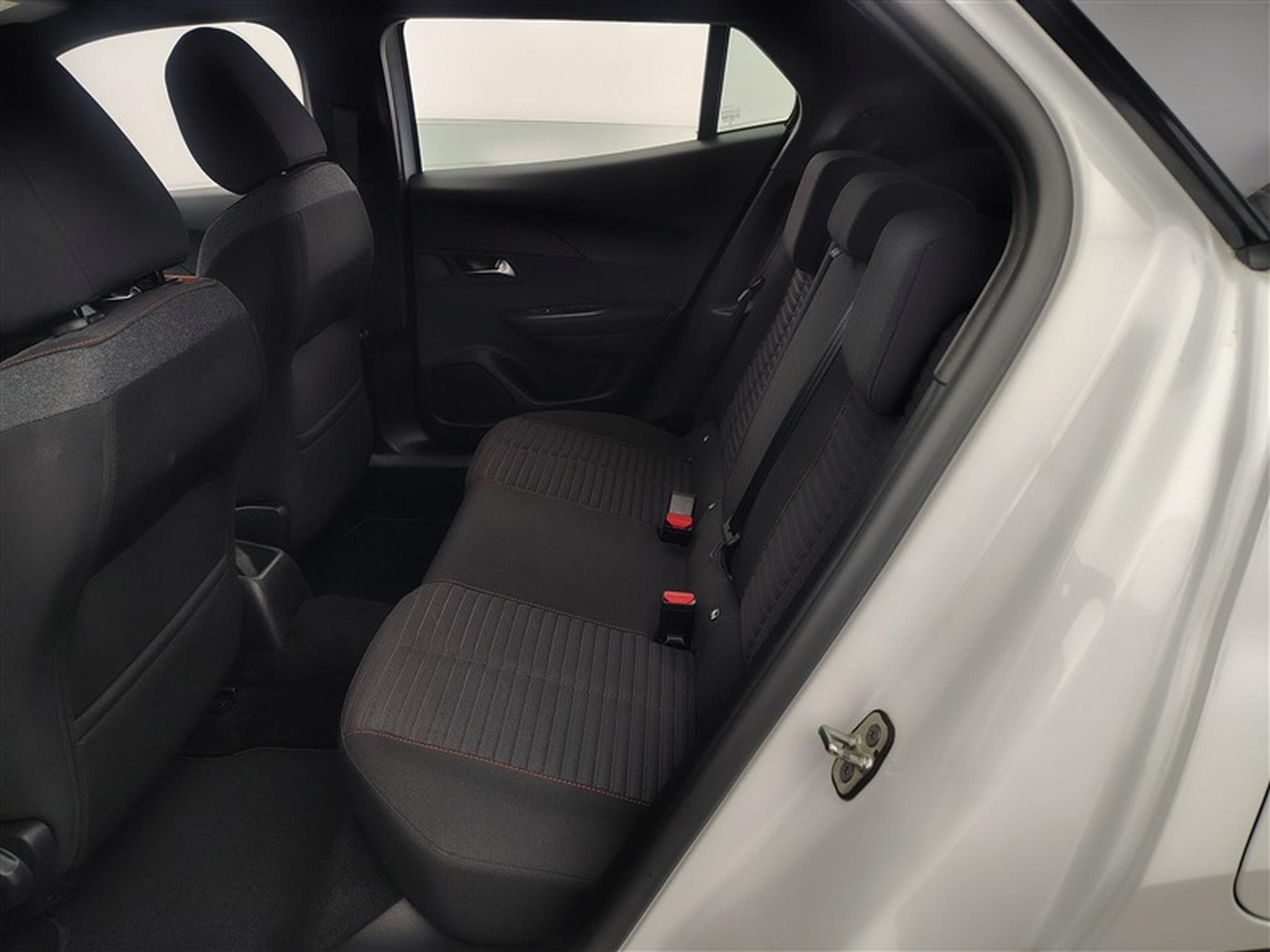 Peugeot 2008 1.2 PureTech Allure S&S (EU6.4) (2023) - Photo 13