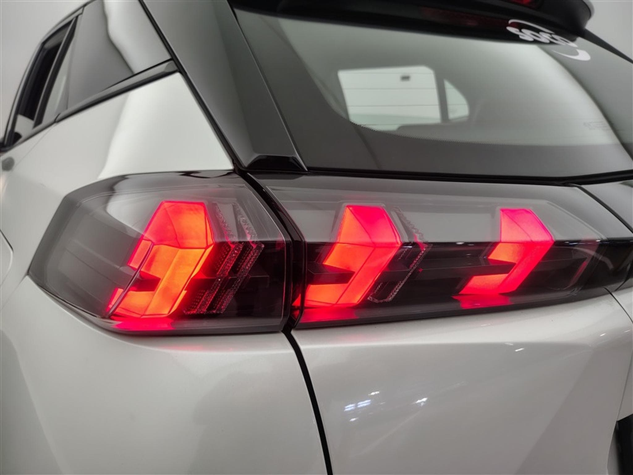 Peugeot 2008 1.2 PureTech Allure S&S (EU6.4) (2023) - Photo 16