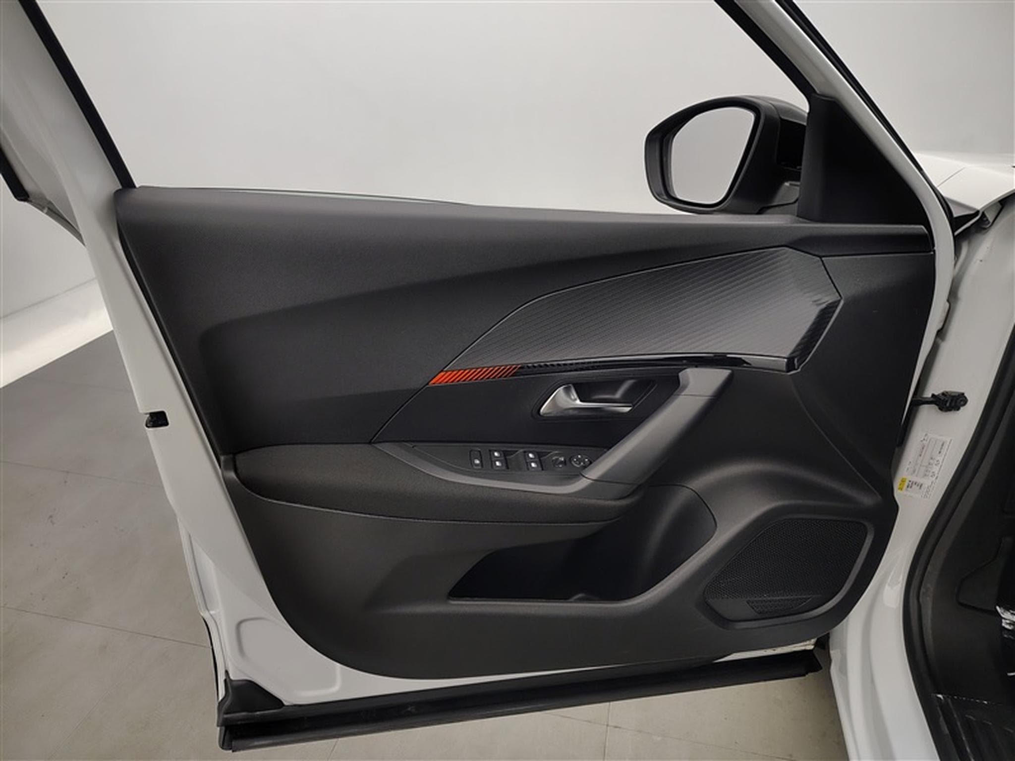 Peugeot 2008 1.2 PureTech Allure S&S (EU6.4) (2023) - Photo 17