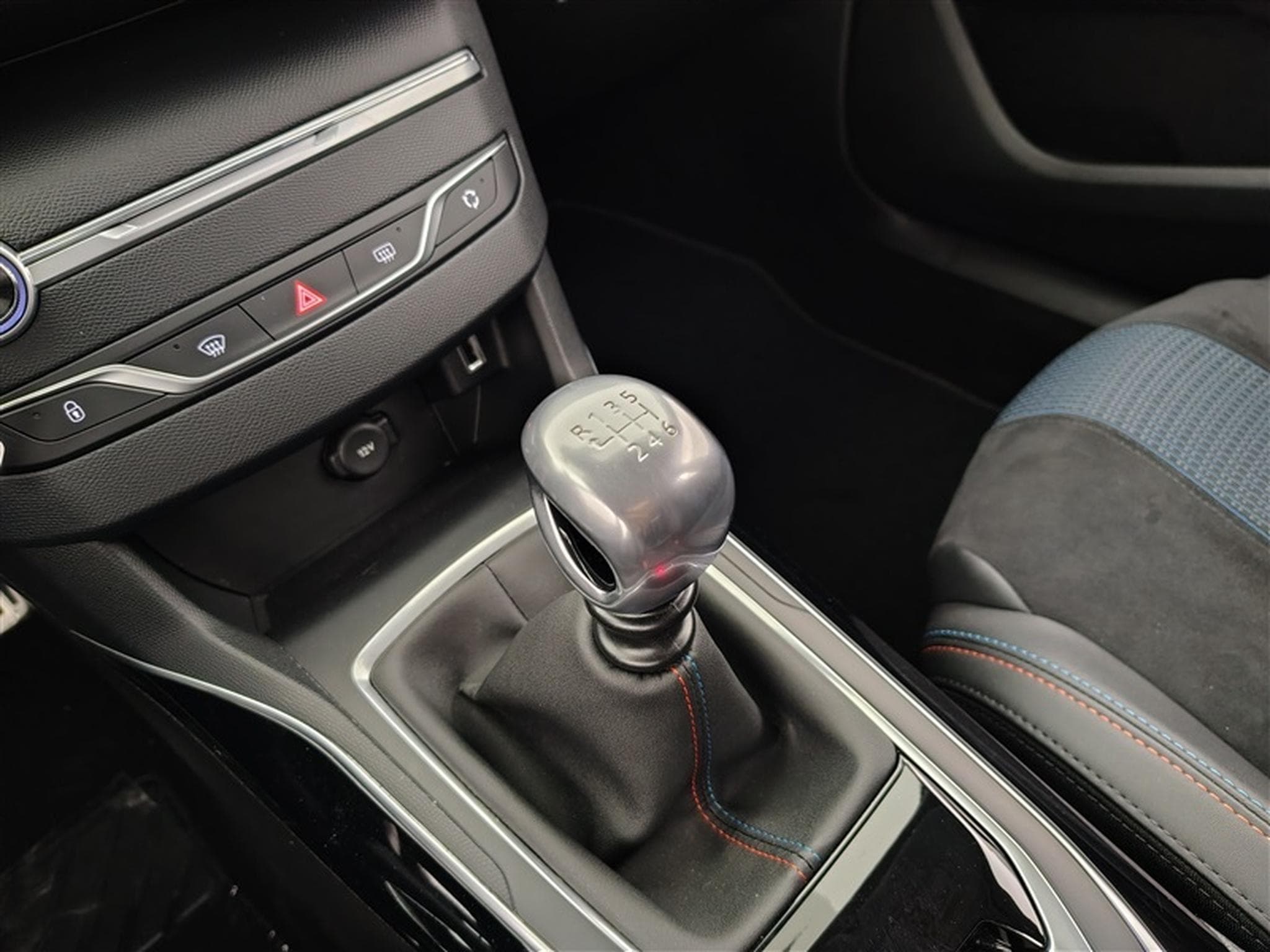 Peugeot 308 1.2 PureTech Allure CARPLAY / S-CUIR / FULL LED (2019) - Photo 12