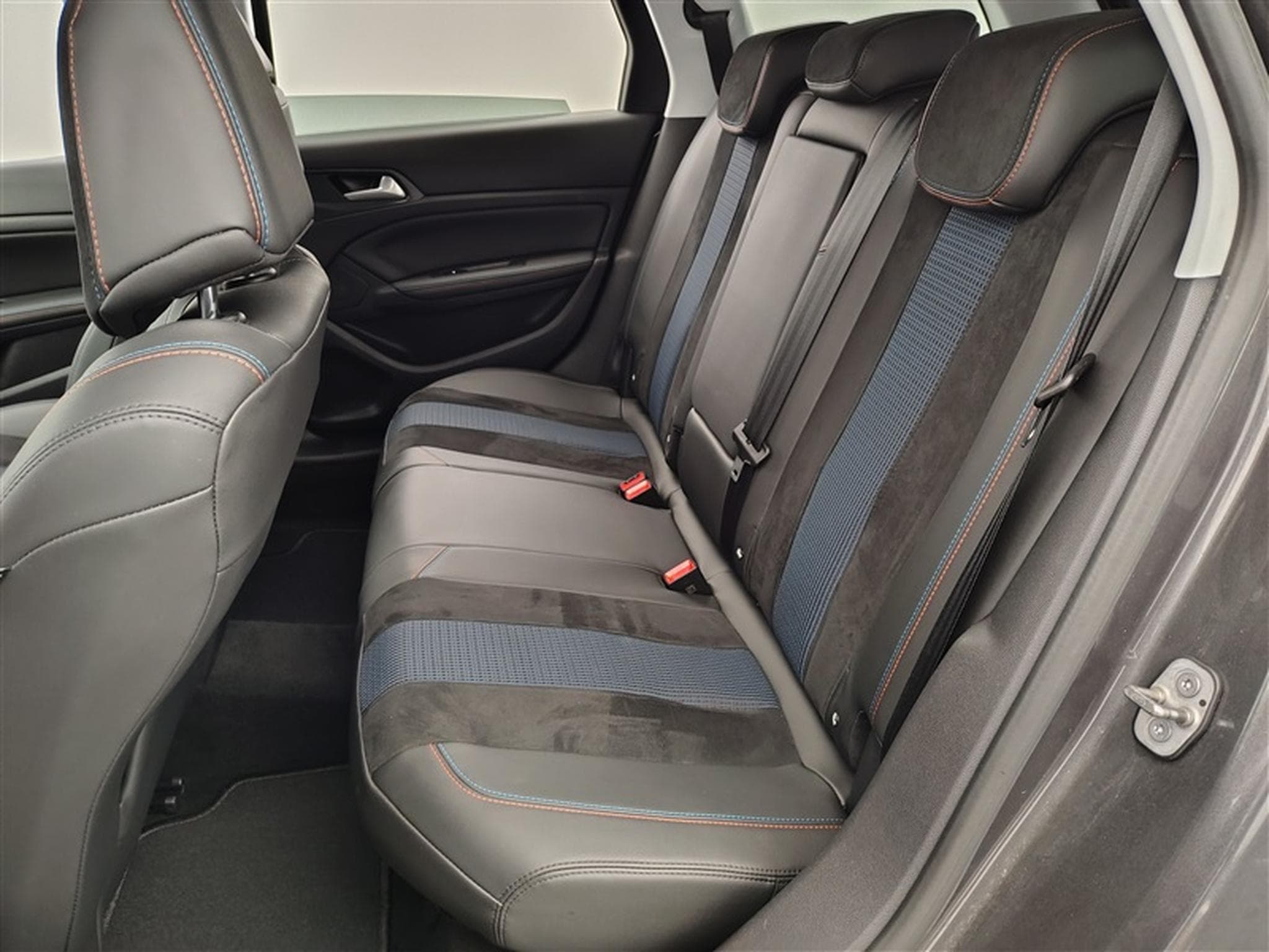 Peugeot 308 1.2 PureTech Allure CARPLAY / S-CUIR / FULL LED (2019) - Photo 13
