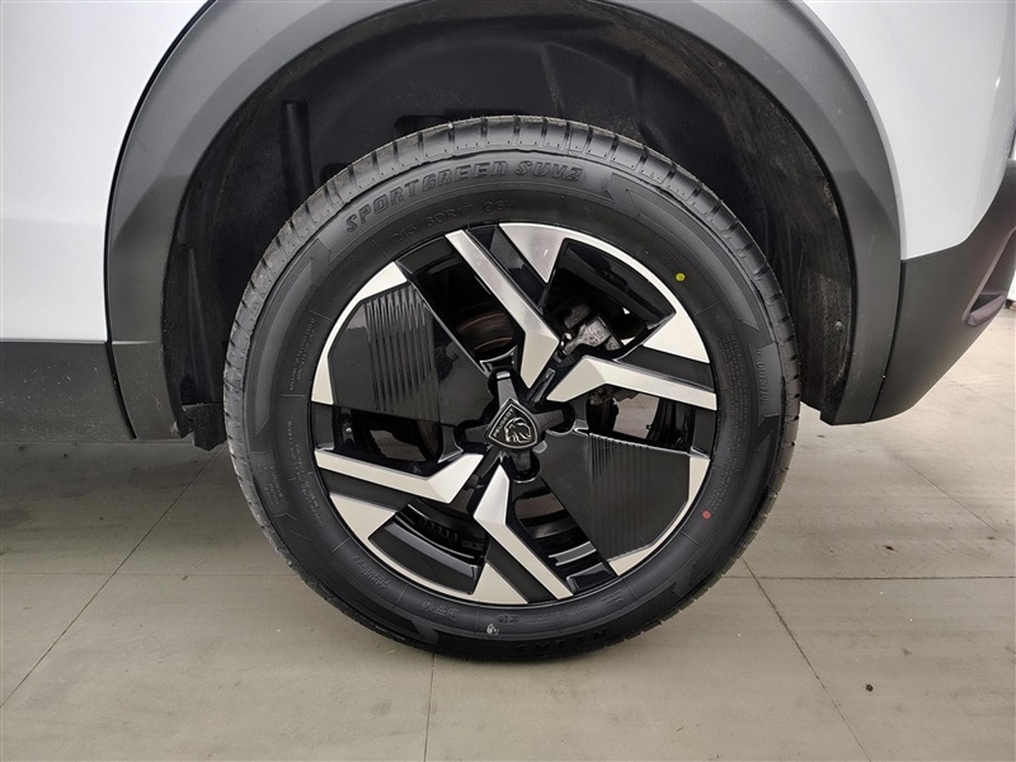 Peugeot 2008 1.2 PureTech Allure S&S (EU6.4) (2023) - Photo 6