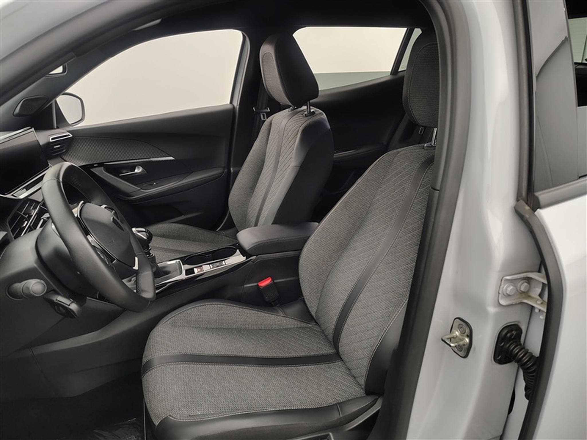 Peugeot 2008 1.2 PureTech Allure S&S (EU6.4) (2023) - Photo 7