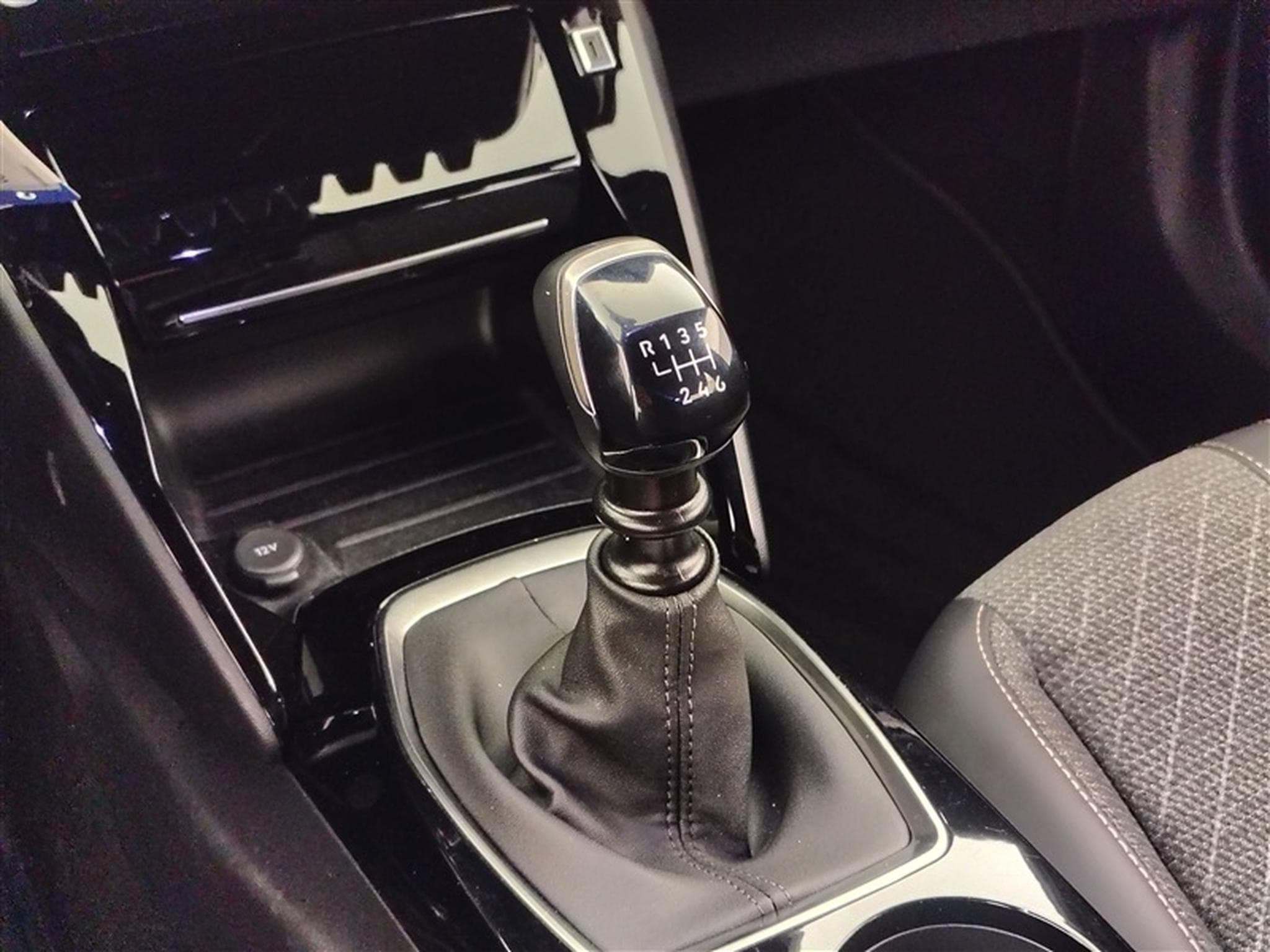 Peugeot 2008 1.2 PureTech Allure S&S (EU6.4) (2023) - Photo 12
