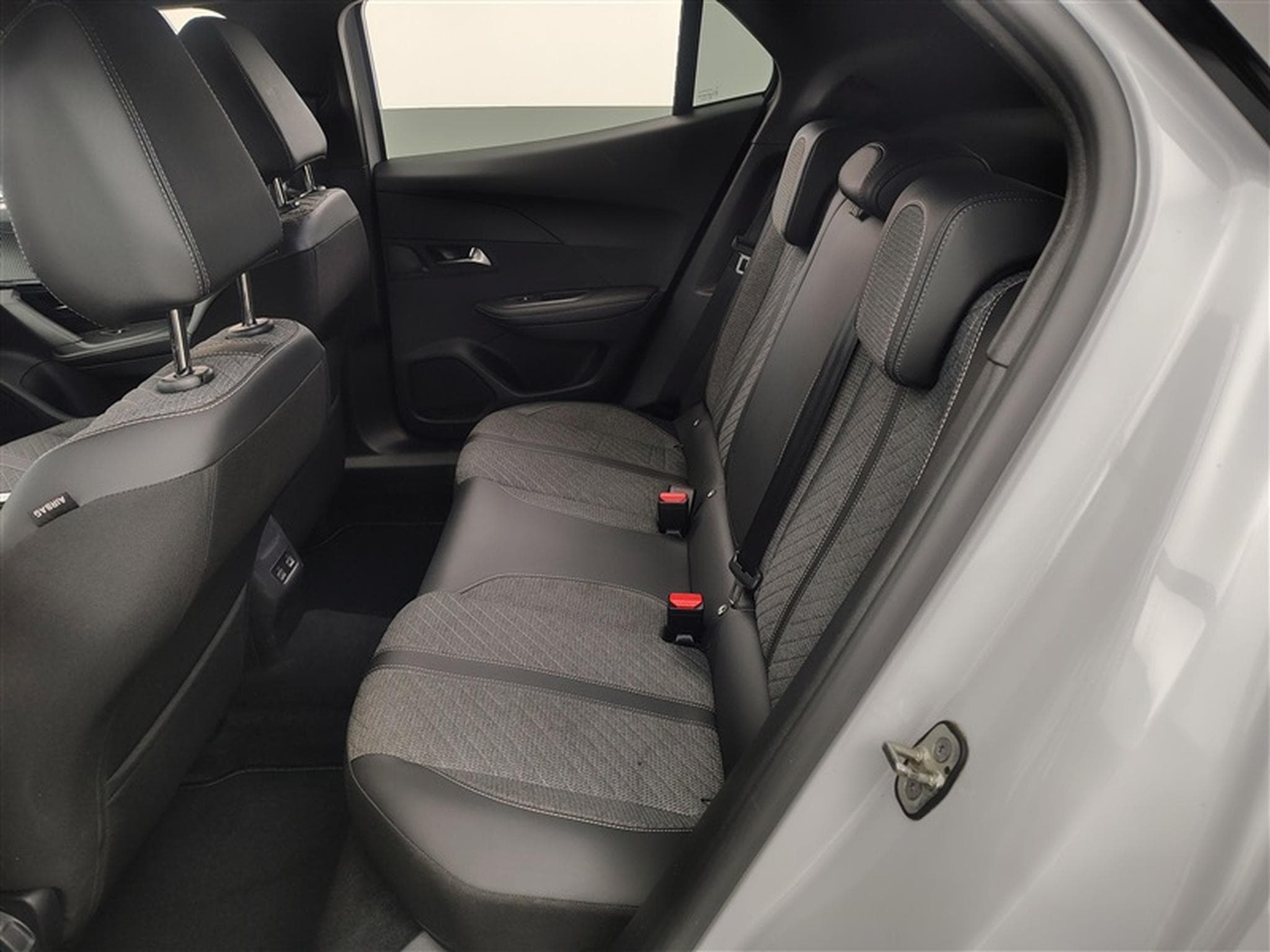 Peugeot 2008 1.2 PureTech Allure S&S (EU6.4) (2023) - Photo 13
