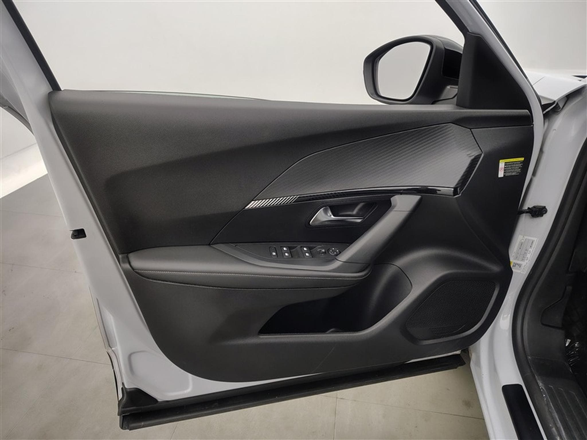 Peugeot 2008 1.2 PureTech Allure S&S (EU6.4) (2023) - Photo 17