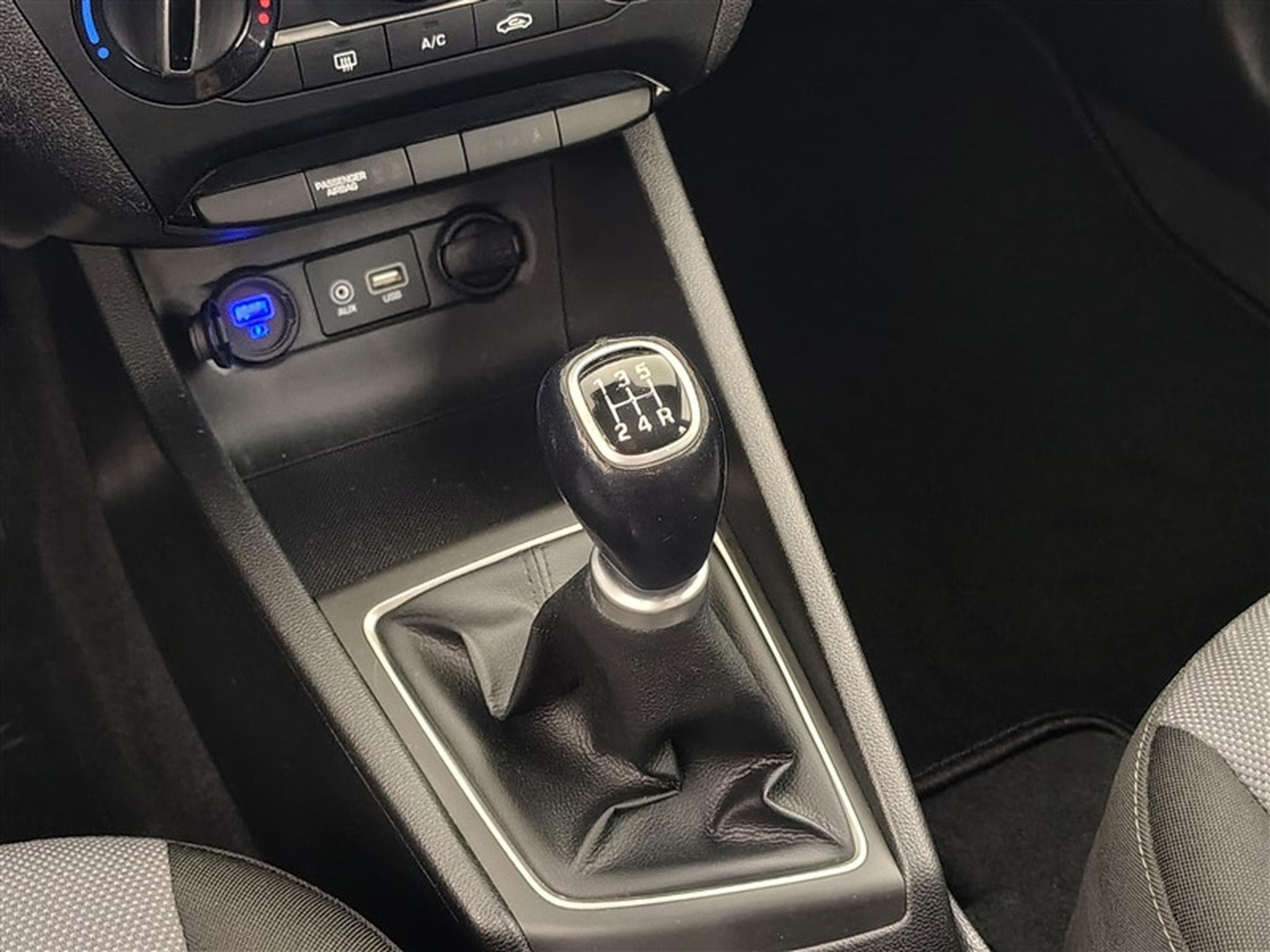 Hyundai i20 1.2i Twist APPLECARPLAY / CAMERA / PDC AR / PACK HIVER (2019) - Photo 12