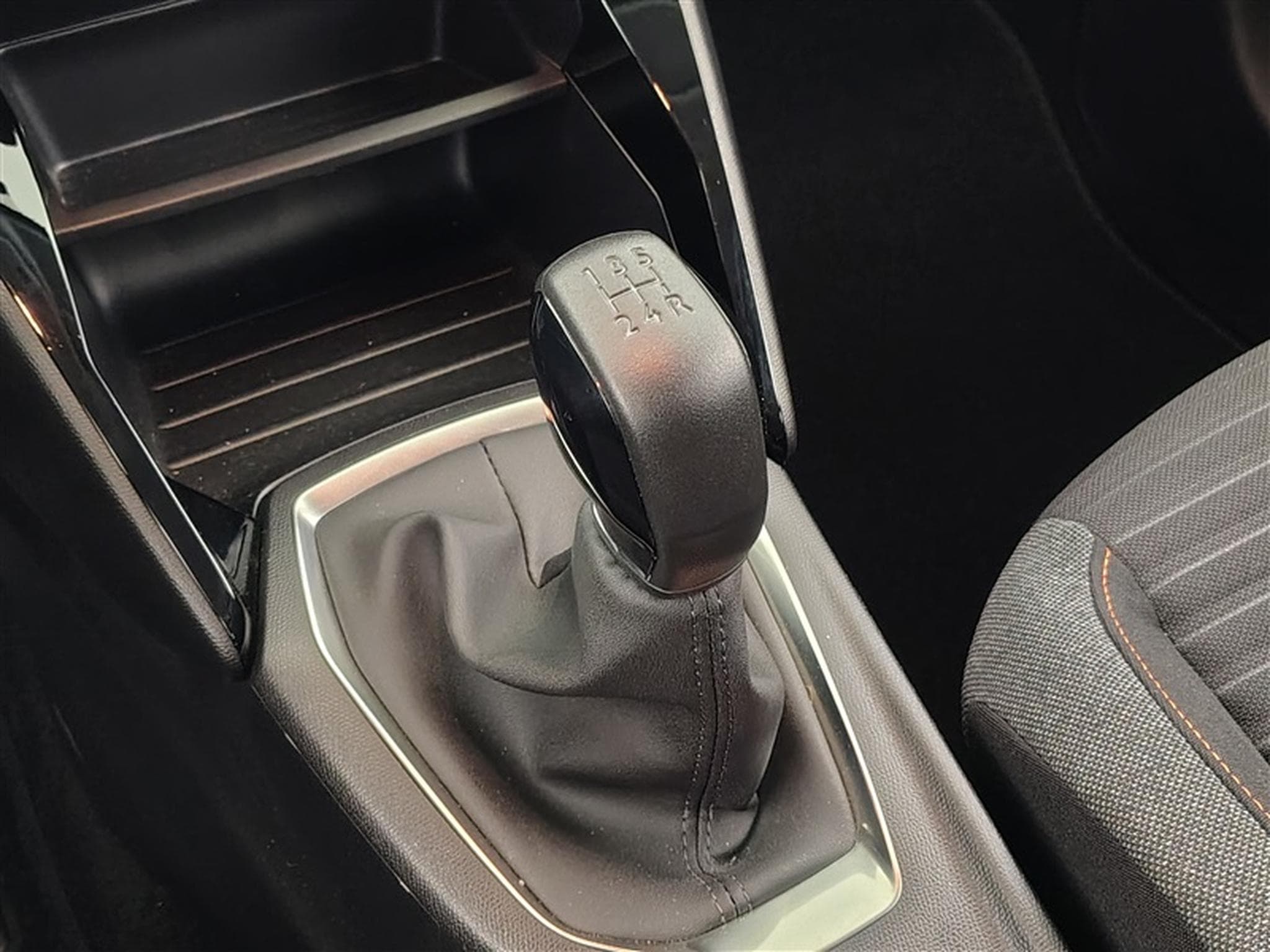 Peugeot 208 1.2i PureTech Active Pack CARPLAY / FULL LED / PDC AR (2023) - Photo 11