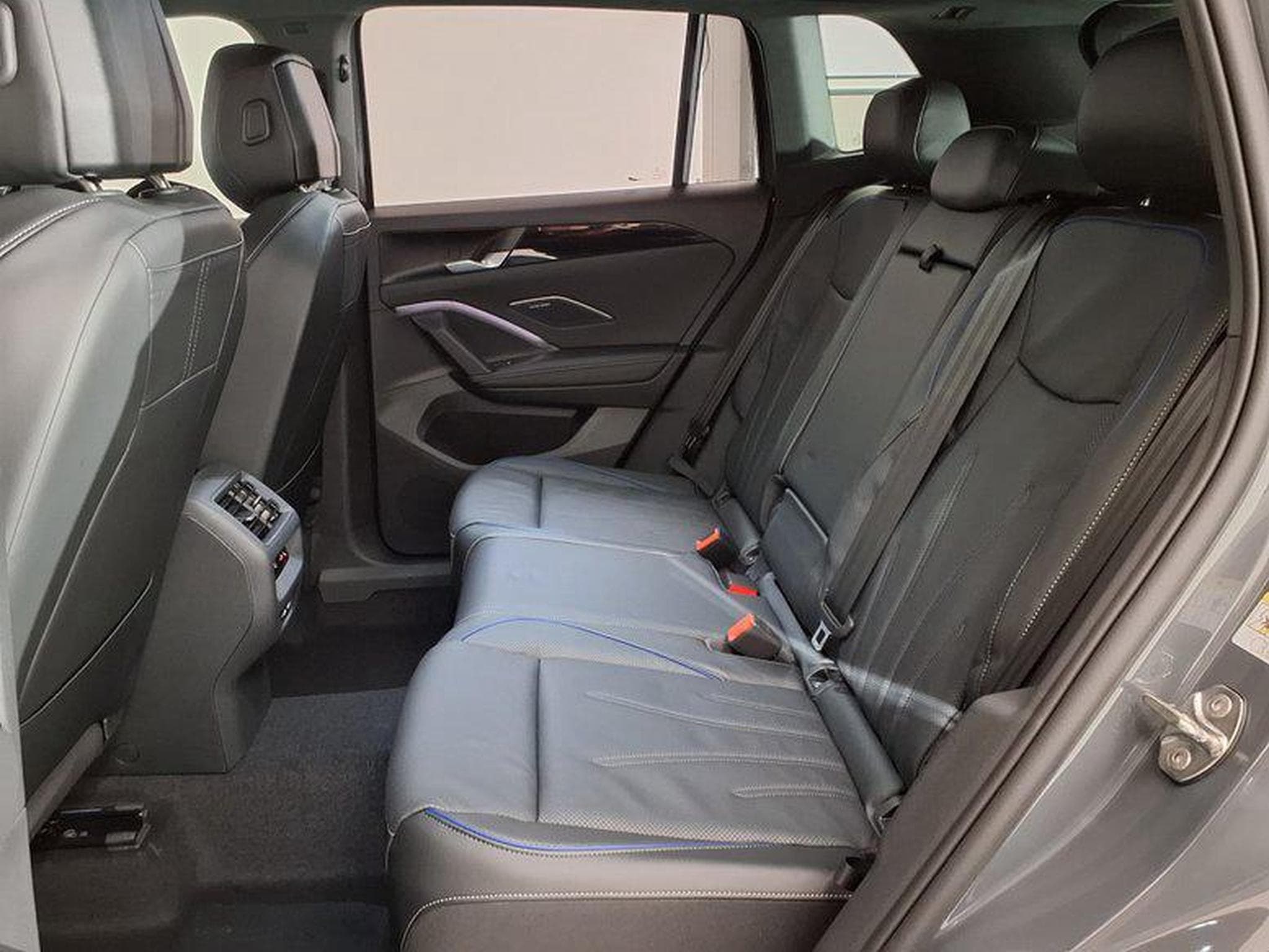 VW Tiguan R-Line 2.0 TSI 7-Gang-DSG 4MOTION (2025) - Foto 10