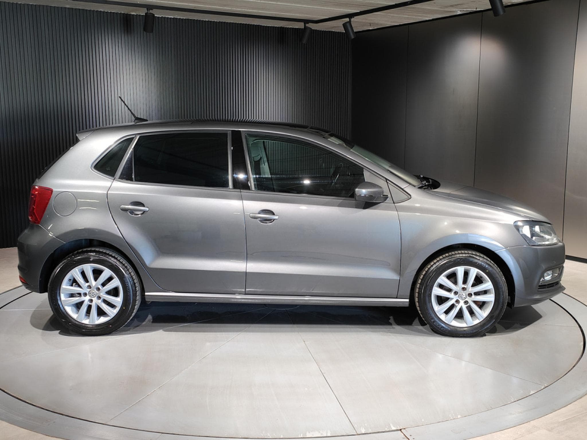VW Polo 1.2 TSI DSG TOIT OUVRANT BLUETOOTH GPS RADAR AV/ARR CLIM AUT (2015) - Foto 2