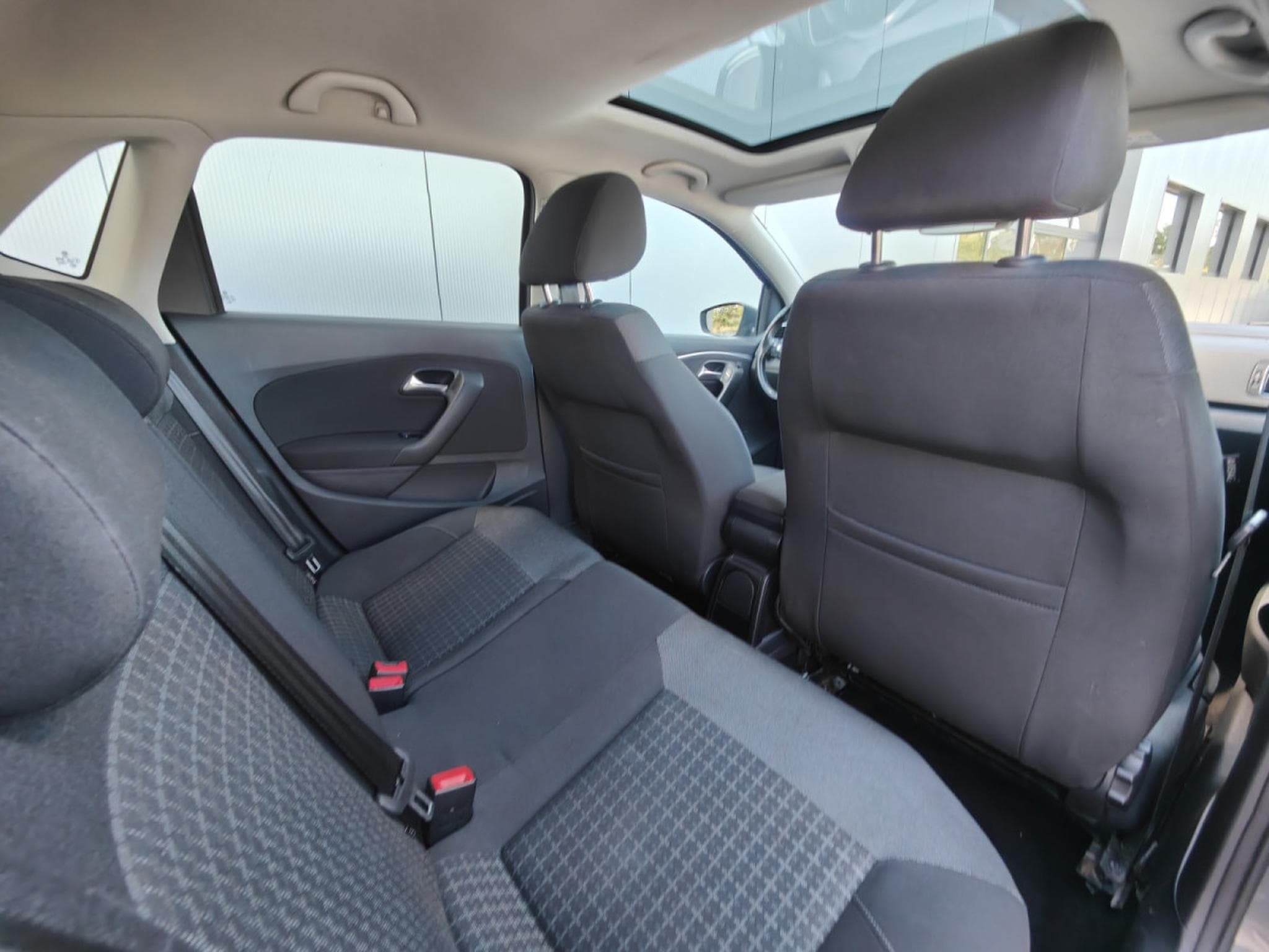 VW Polo 1.2 TSI DSG TOIT OUVRANT BLUETOOTH GPS RADAR AV/ARR CLIM AUT (2015) - Foto 8