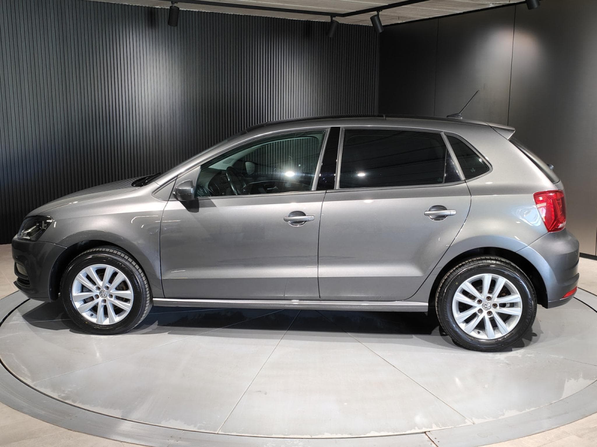 VW Polo 1.2 TSI DSG TOIT OUVRANT BLUETOOTH GPS RADAR AV/ARR CLIM AUT (2015) - Foto 5