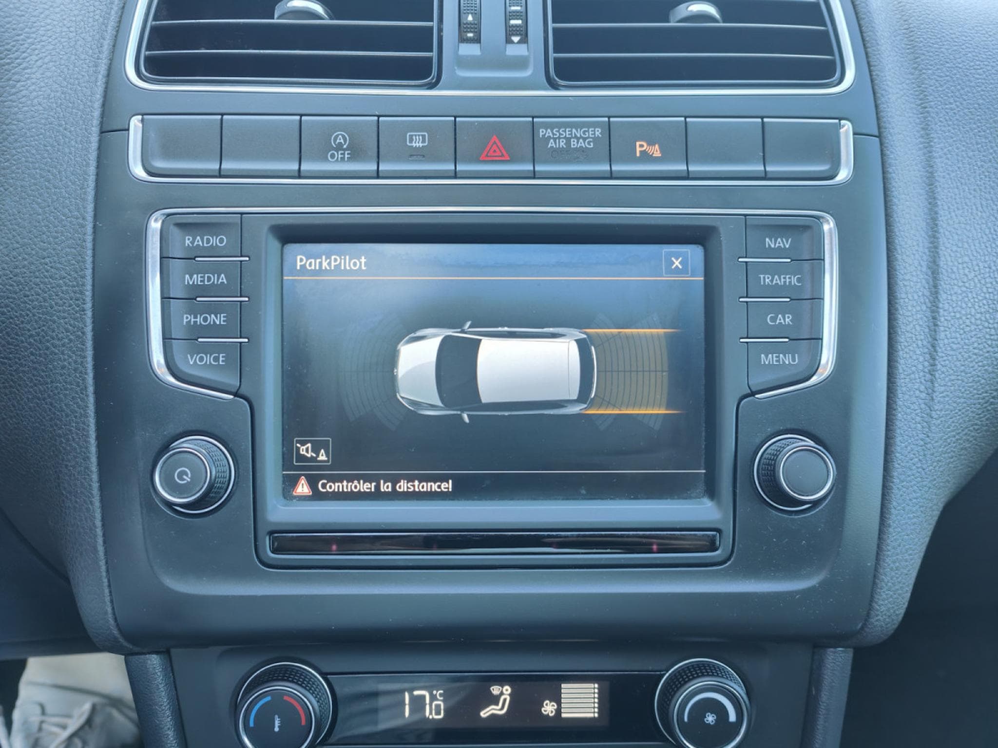 VW Polo 1.2 TSI DSG TOIT OUVRANT BLUETOOTH GPS RADAR AV/ARR CLIM AUT (2015) - Foto 16