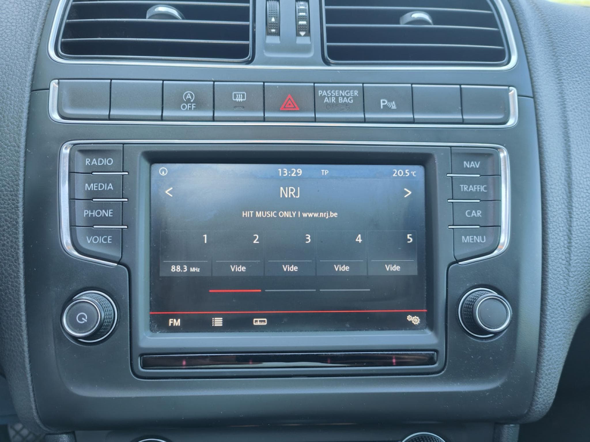 VW Polo 1.2 TSI DSG TOIT OUVRANT BLUETOOTH GPS RADAR AV/ARR CLIM AUT (2015) - Foto 15