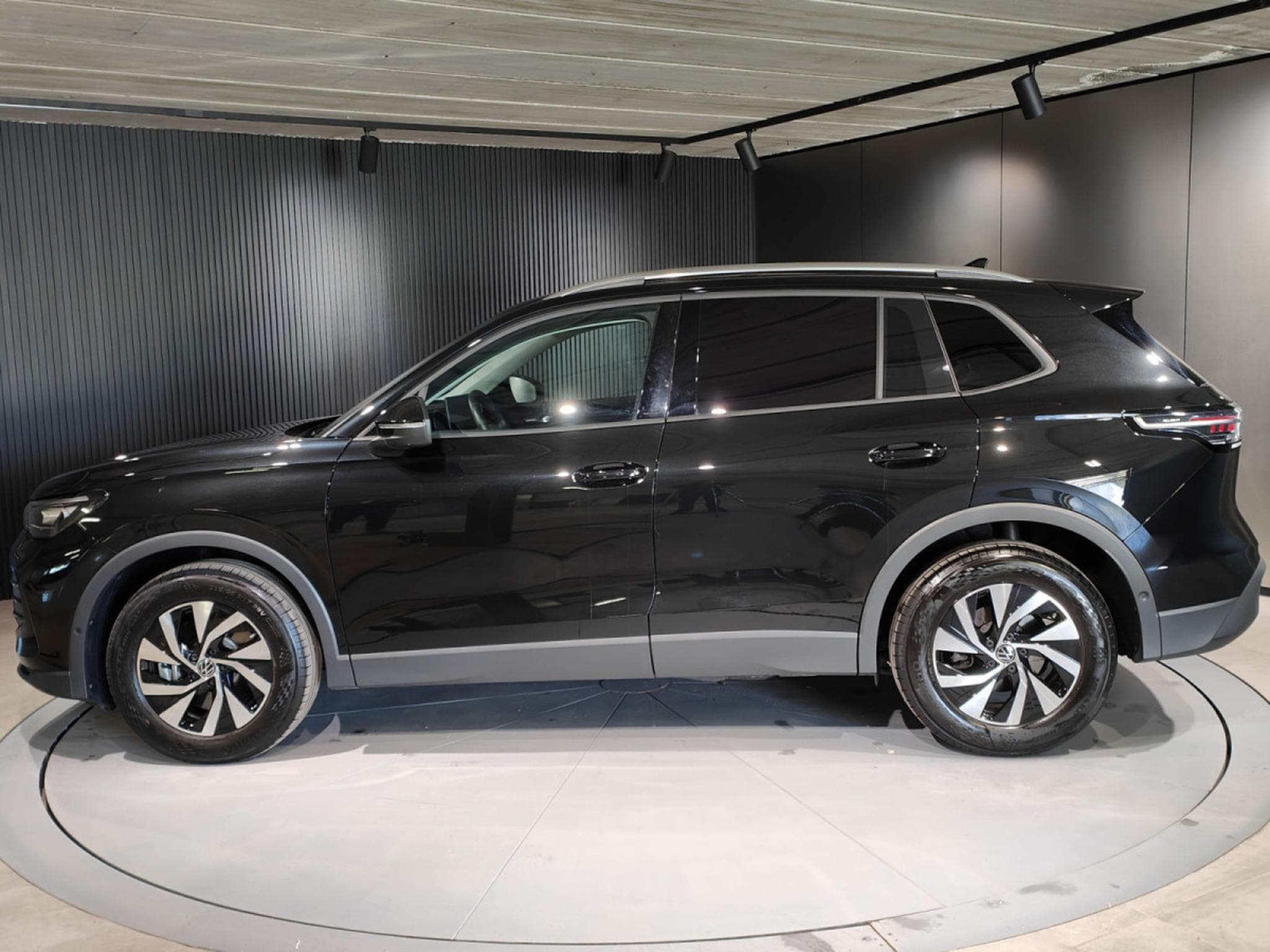 VW Tiguan 2.0 TDI DSG GPS CARPLAY CAMERA 360 SIEGES CHAUFFANTS VENTILE (2025) - Foto 5