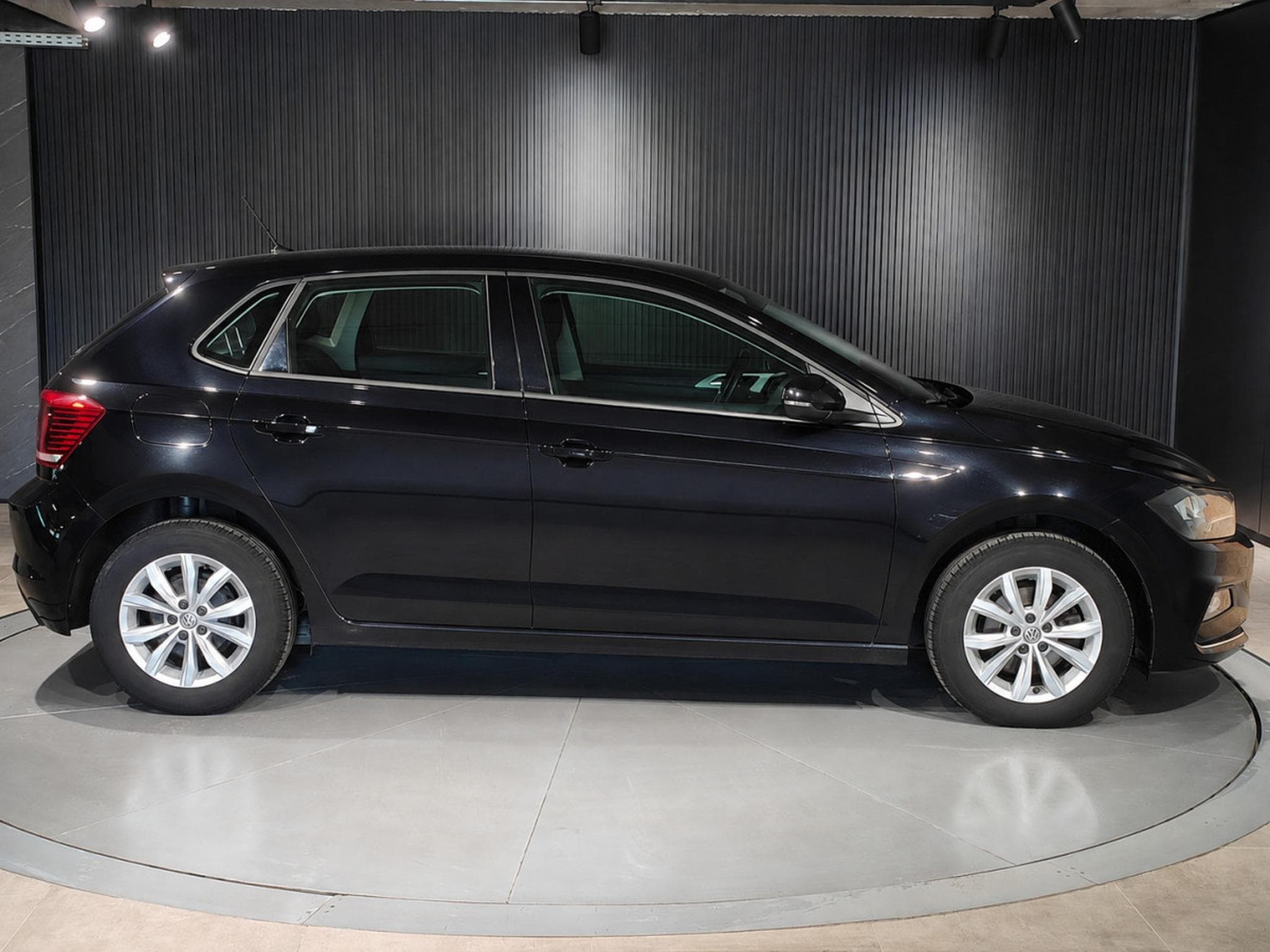 VW Polo 1.6 TDI CARPLAY BLUETOOTH CAMERA CAPTEUR AV/ARR (2020) - Foto 2