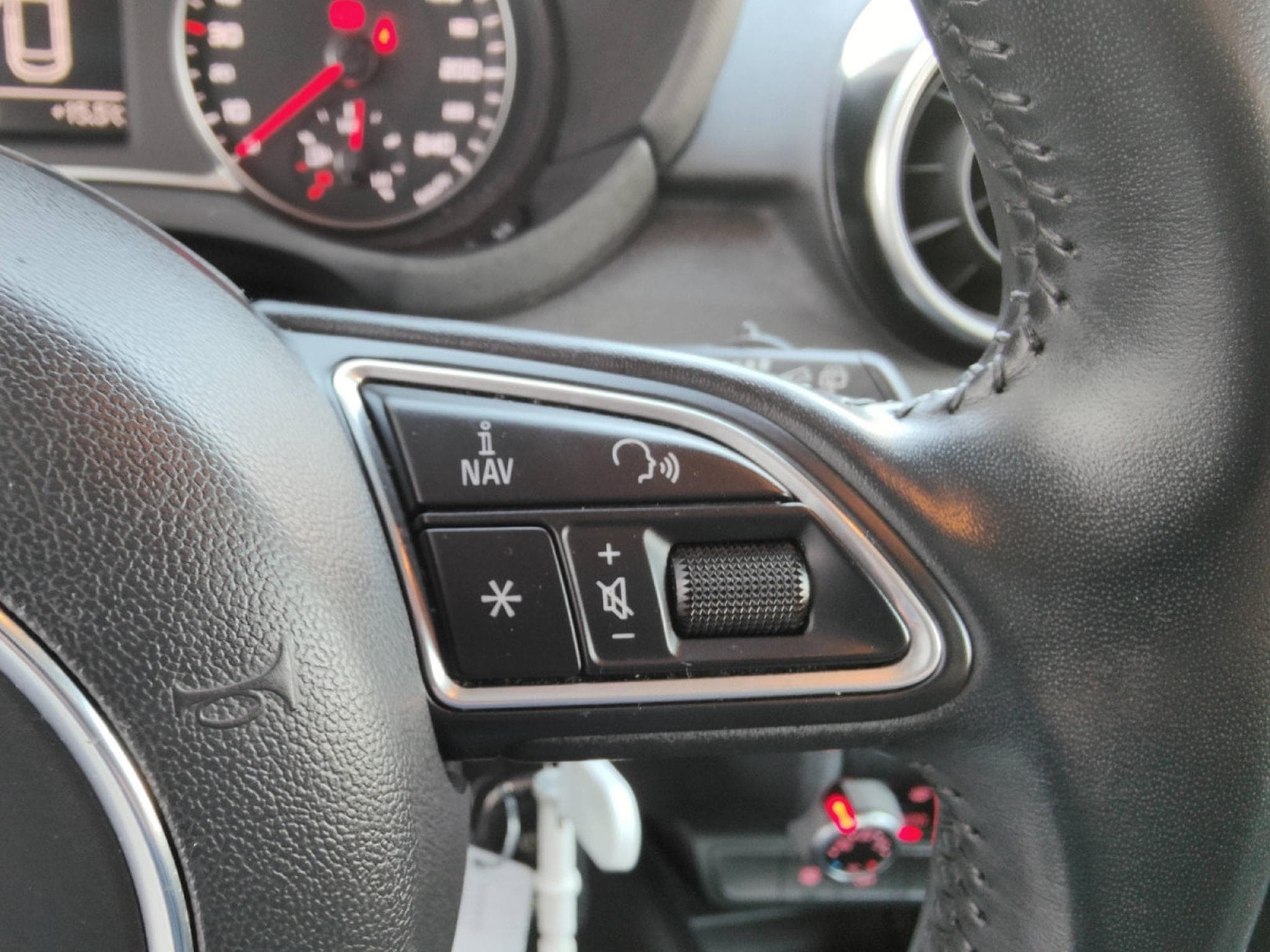 Audi A1 1.6 TDI SPORTBACK GPS BLUETOOTH CLIM AUTO APS AR (2015) - Photo 20