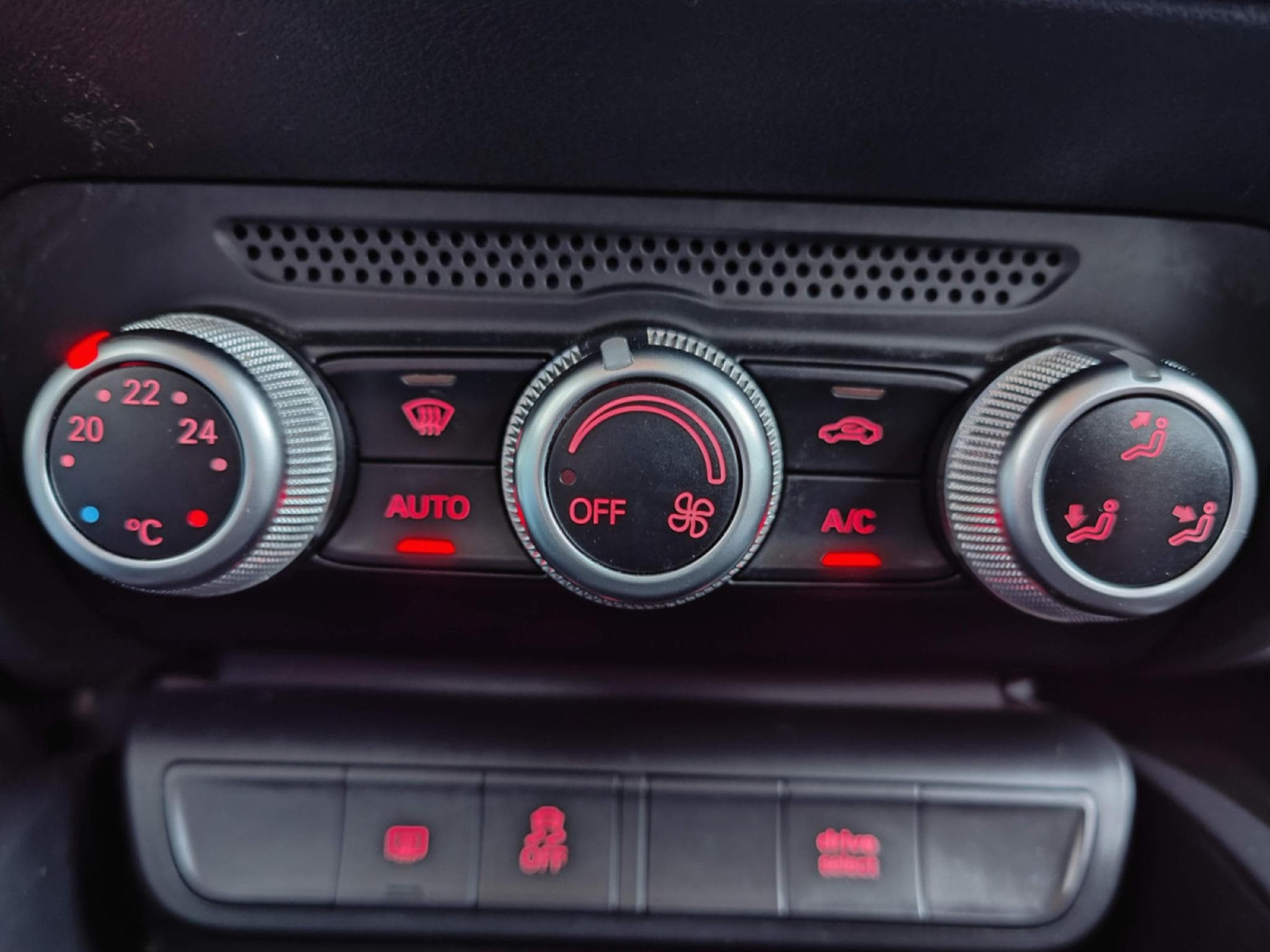 Audi A1 1.6 TDI SPORTBACK GPS BLUETOOTH CLIM AUTO APS AR (2015) - Photo 23