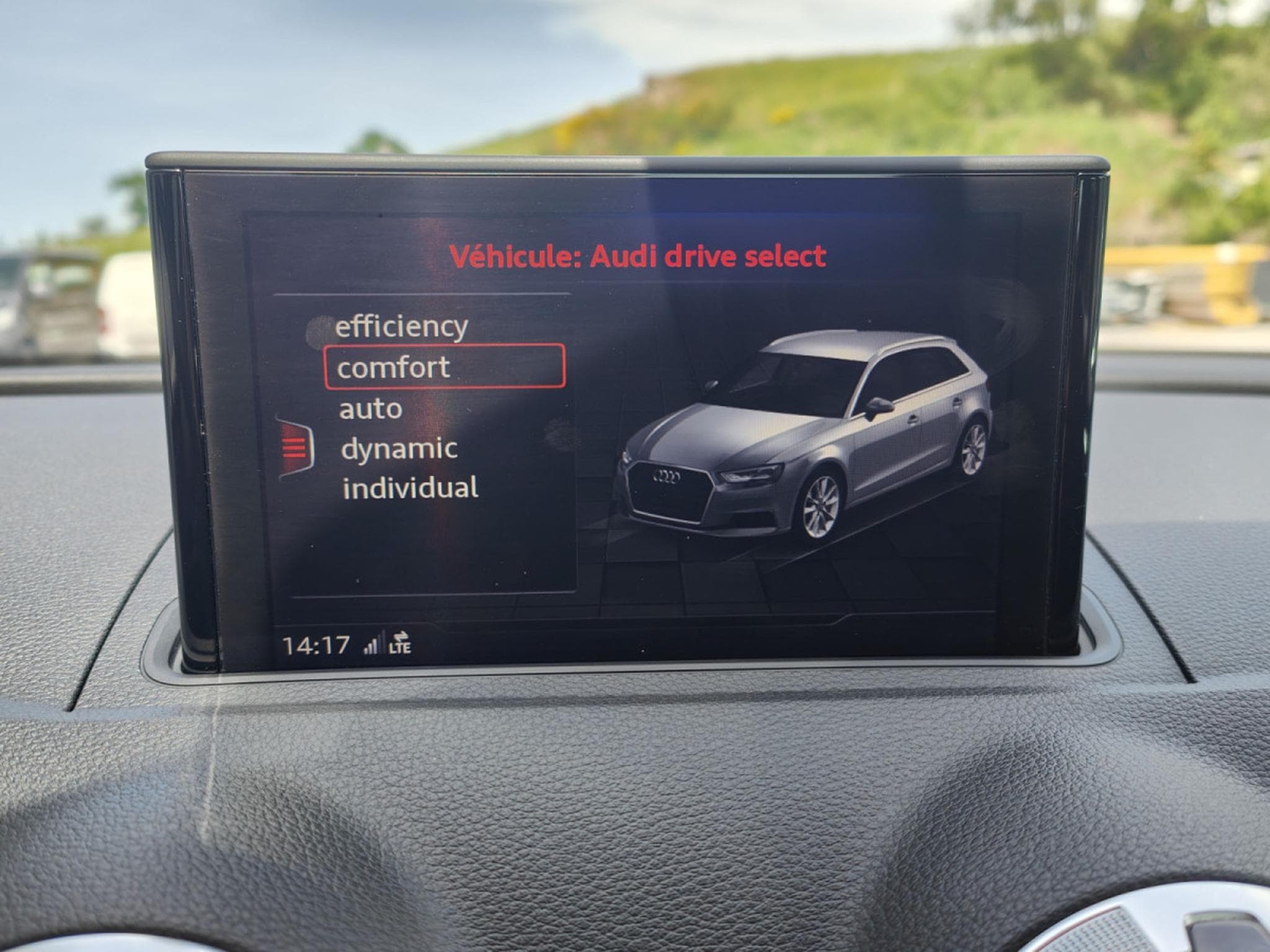 Audi A3 30 TDI AMBITION GPS CARPLAY CLIM AUTO APS AV/AR (2019) - Foto 28