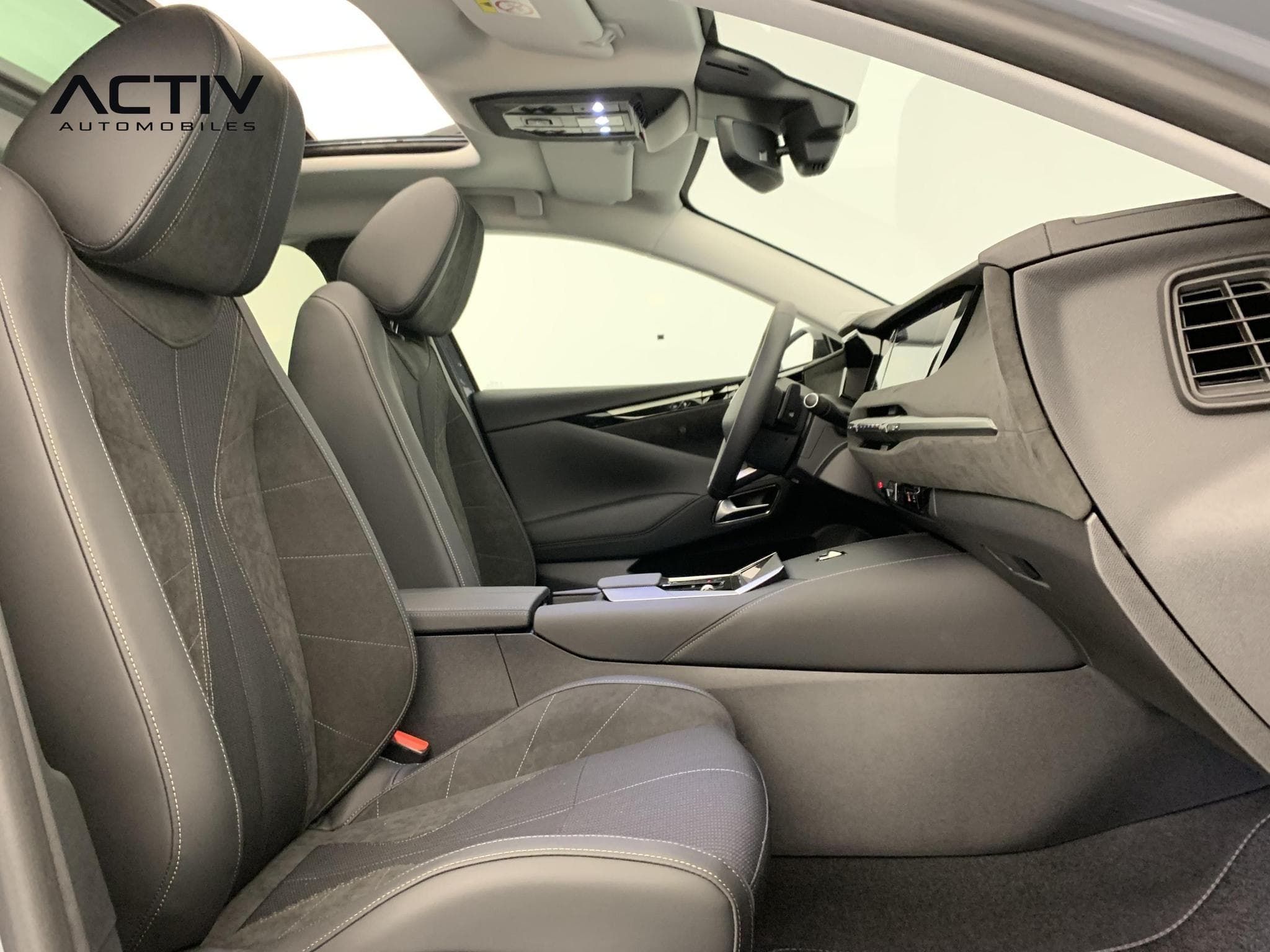 DS Automobiles DS4 Hybride 145 e-DCT6 Etoile - Alcantara (2025) - Photo 9