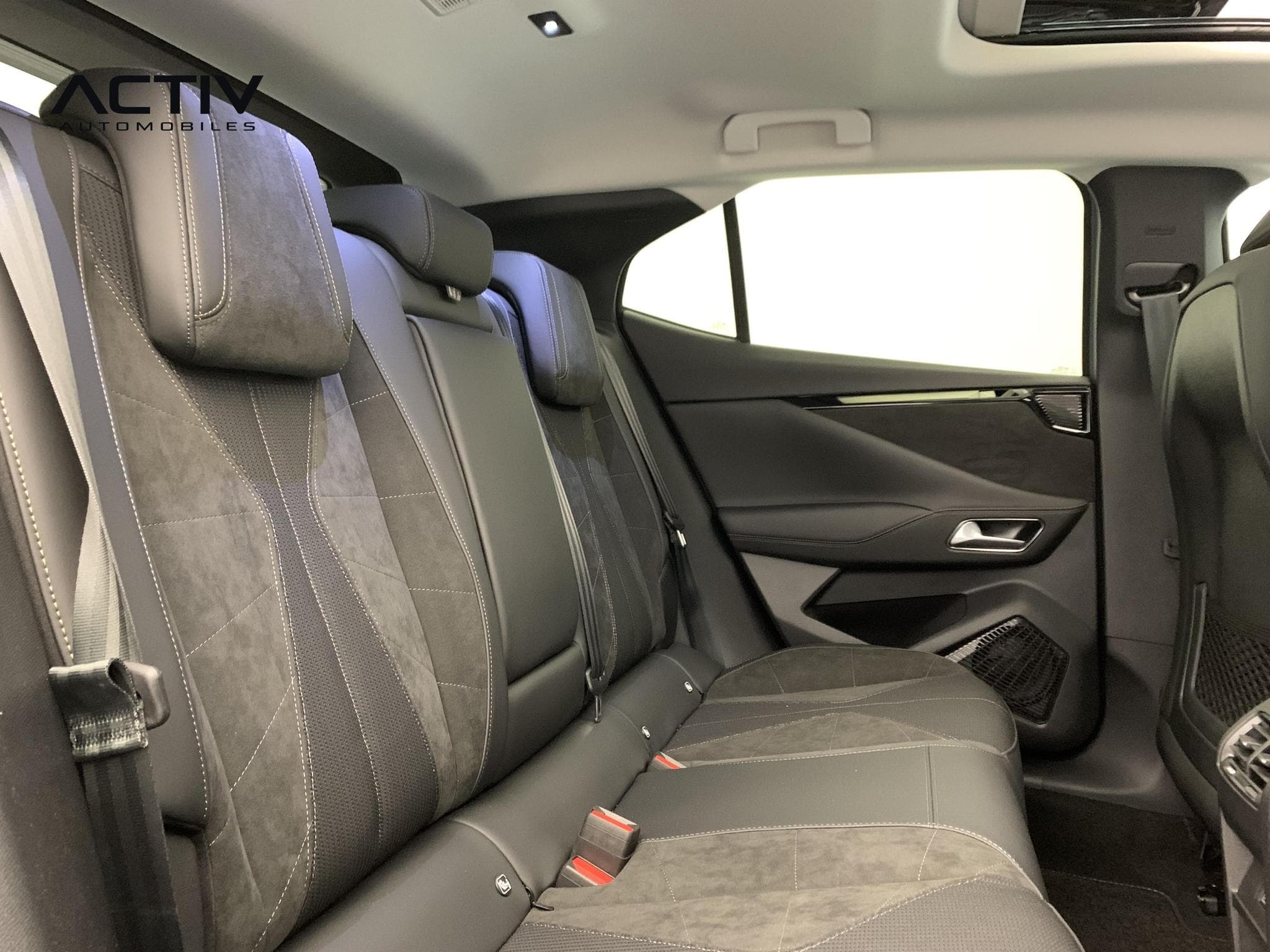 DS Automobiles DS4 Hybride 145 e-DCT6 Etoile - Alcantara (2025) - Photo 10