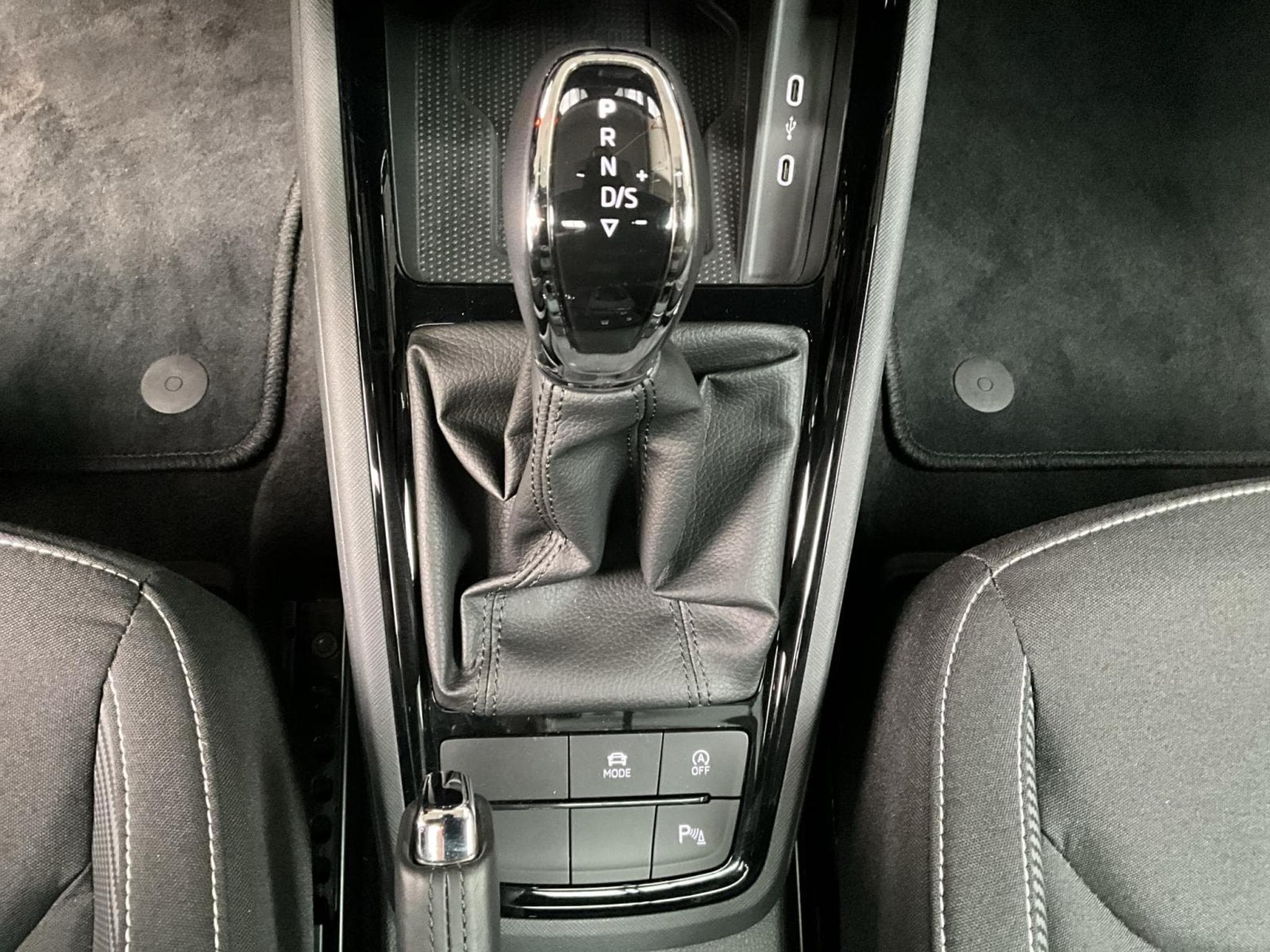 Skoda Kamiq Monte-Carlo+DSG+LED+NAVI+PANO+DAB (2025) - Foto 15