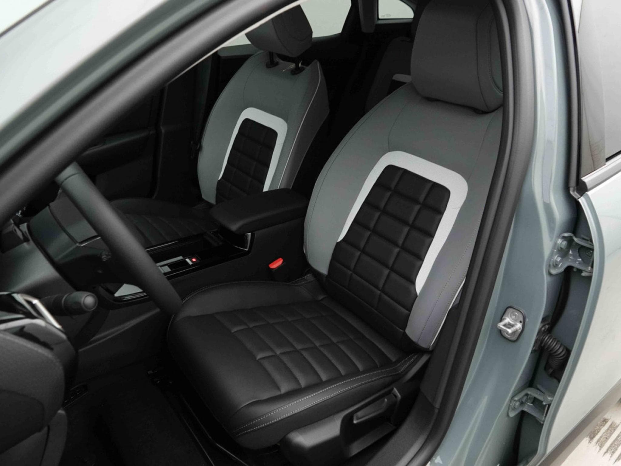 Citroën C4 1.2 Hybrid e-DSC6 145 Allure (2026) - Foto 8