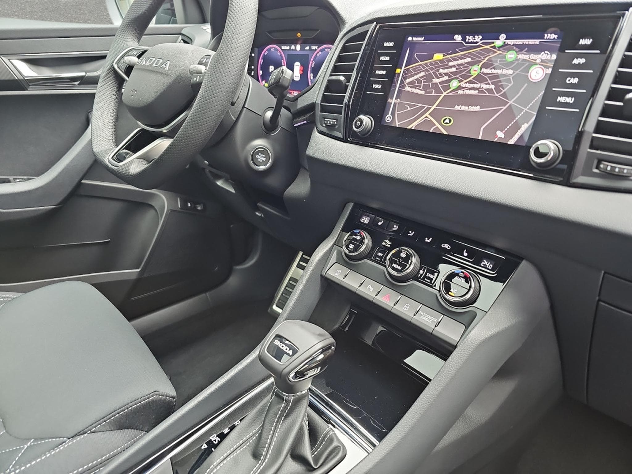 Skoda Karoq 1.5 TSi 150 DSG SPORTLINE (2026) - Foto 13