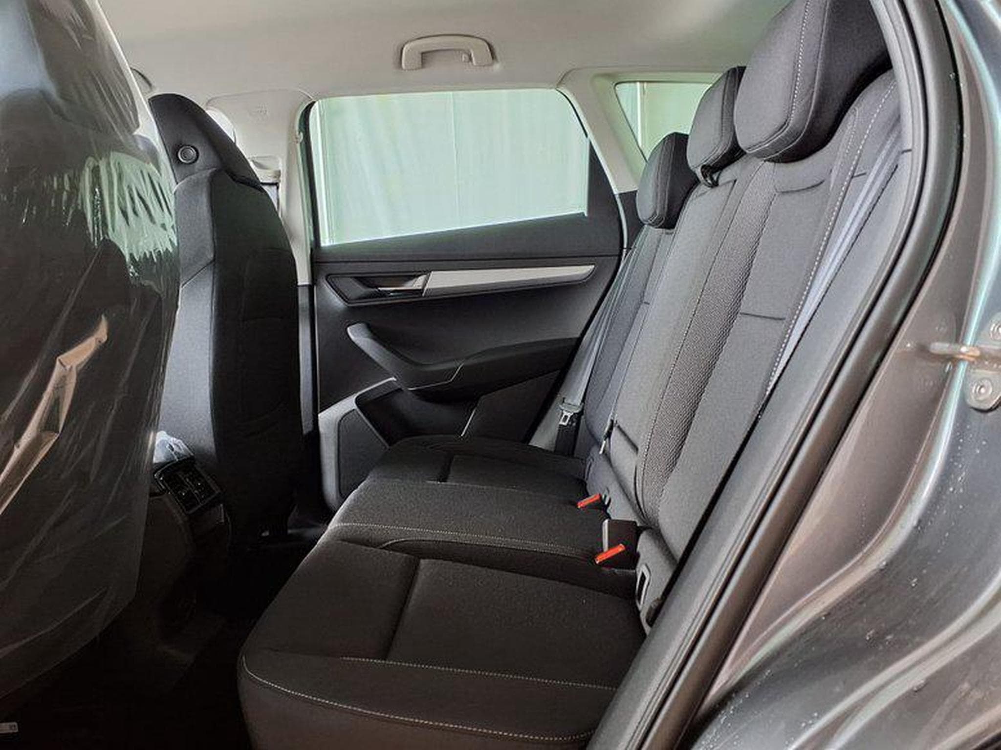 Skoda Karoq Selection 1.0 TSI 6-Gang (2026) - Photo 6