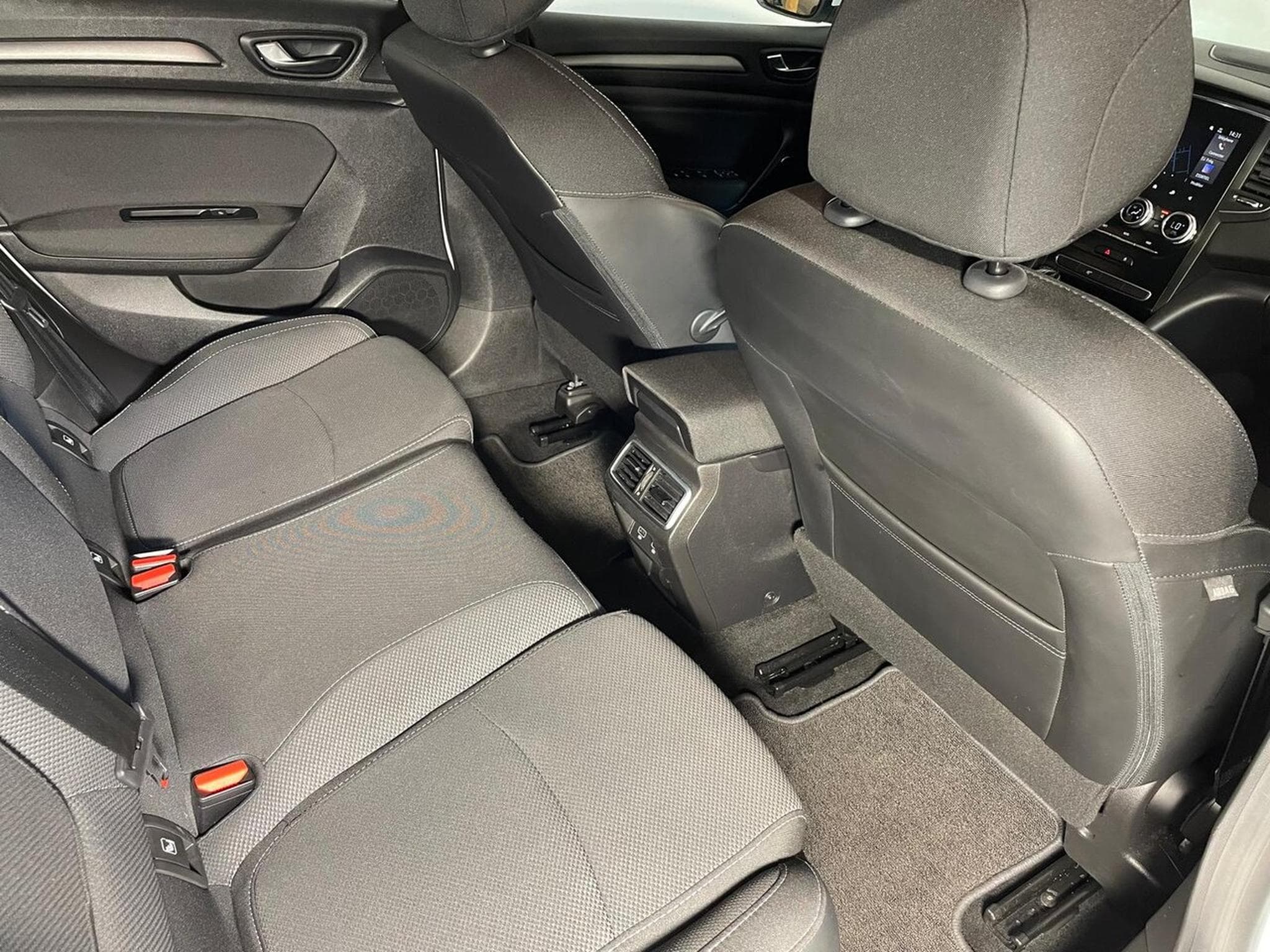Renault Megane IV 1.3 TCE 140 INTENS CARPLAY (2023) - Photo 11