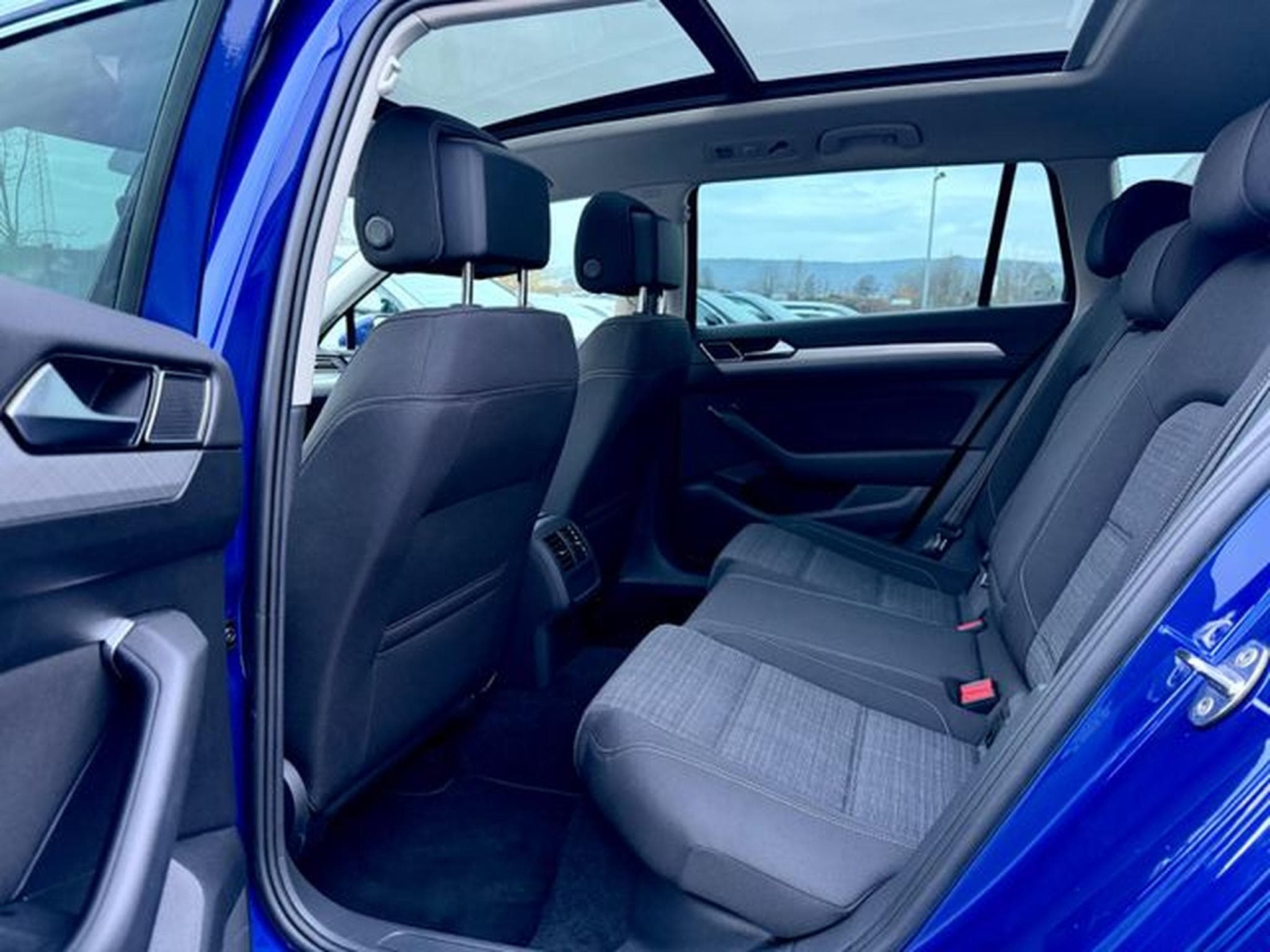 VW Passat Passat Variant 2.0 TDI R line /Led/Pano/App/ (2022) - Photo 15