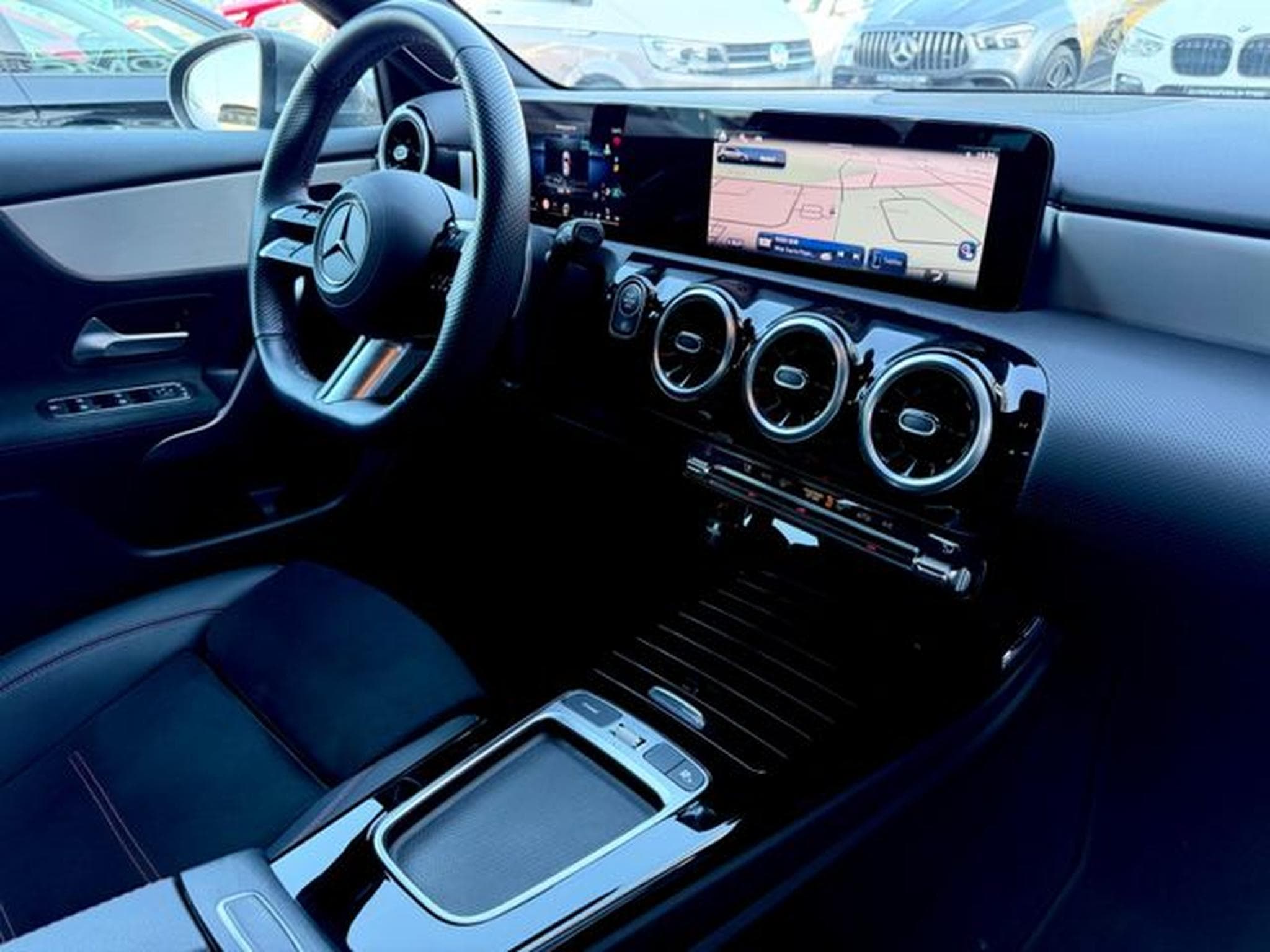 Mercedes A 220 A 220d Amg Line /NAVI/LED/CAM/BURMESTER/1.HAND/ (2024) - Photo 11