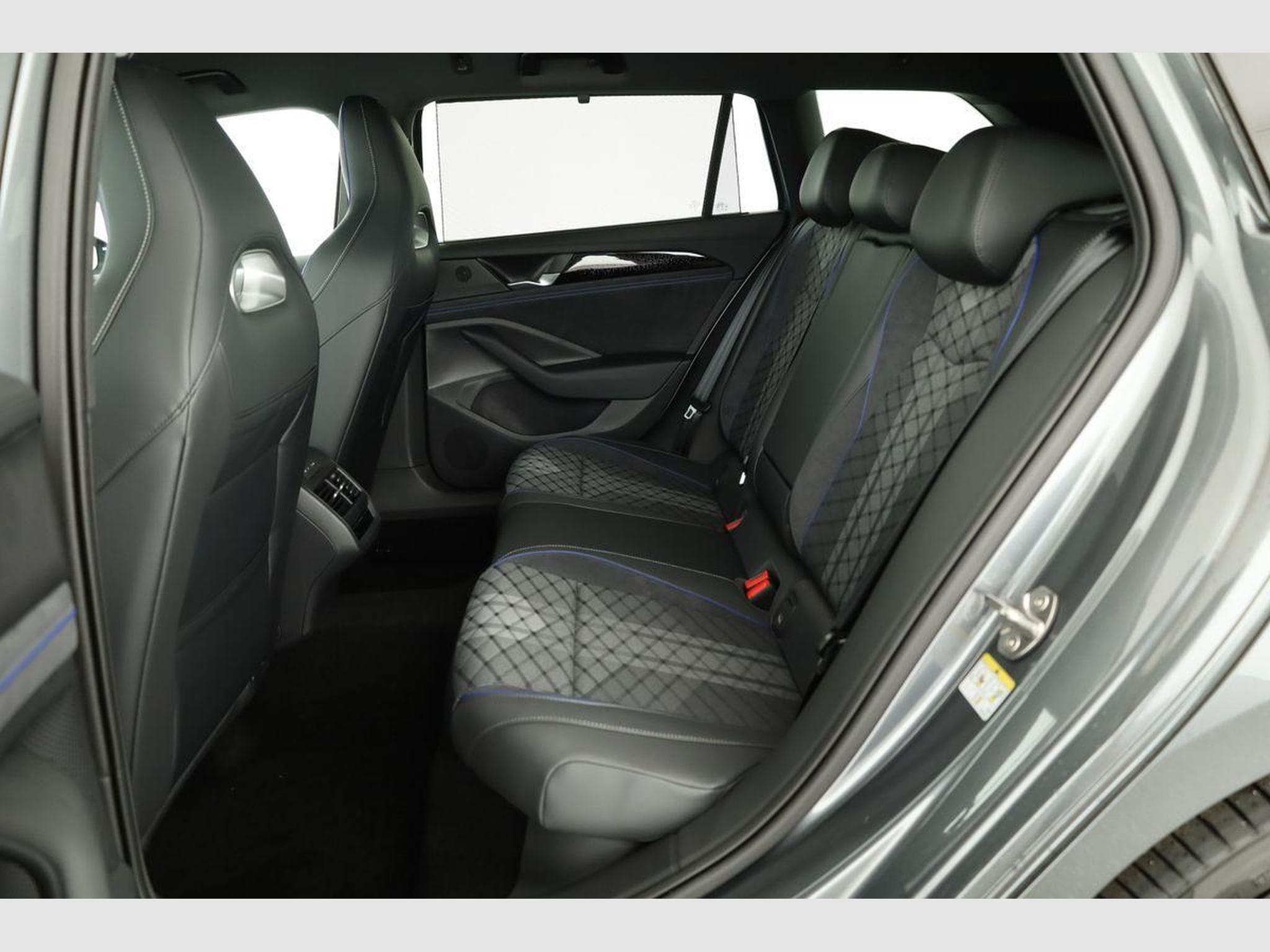 VW Passat Variant 2.0 TDI 142 kW 4Motion R-Line (2026) - Photo 10