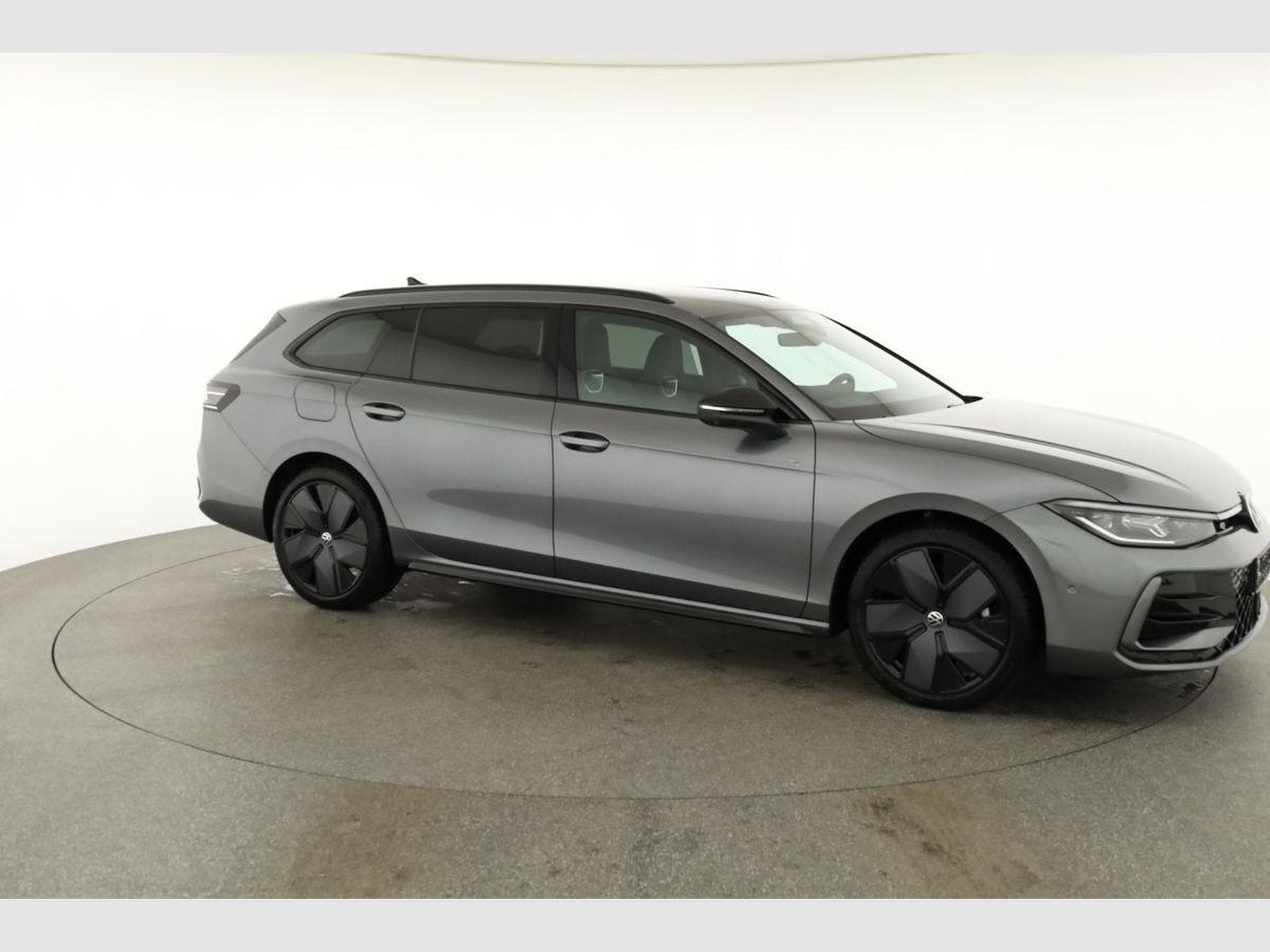 VW Passat Variant 2.0 TDI 142 kW 4Motion R-Line (2026) - Photo 24