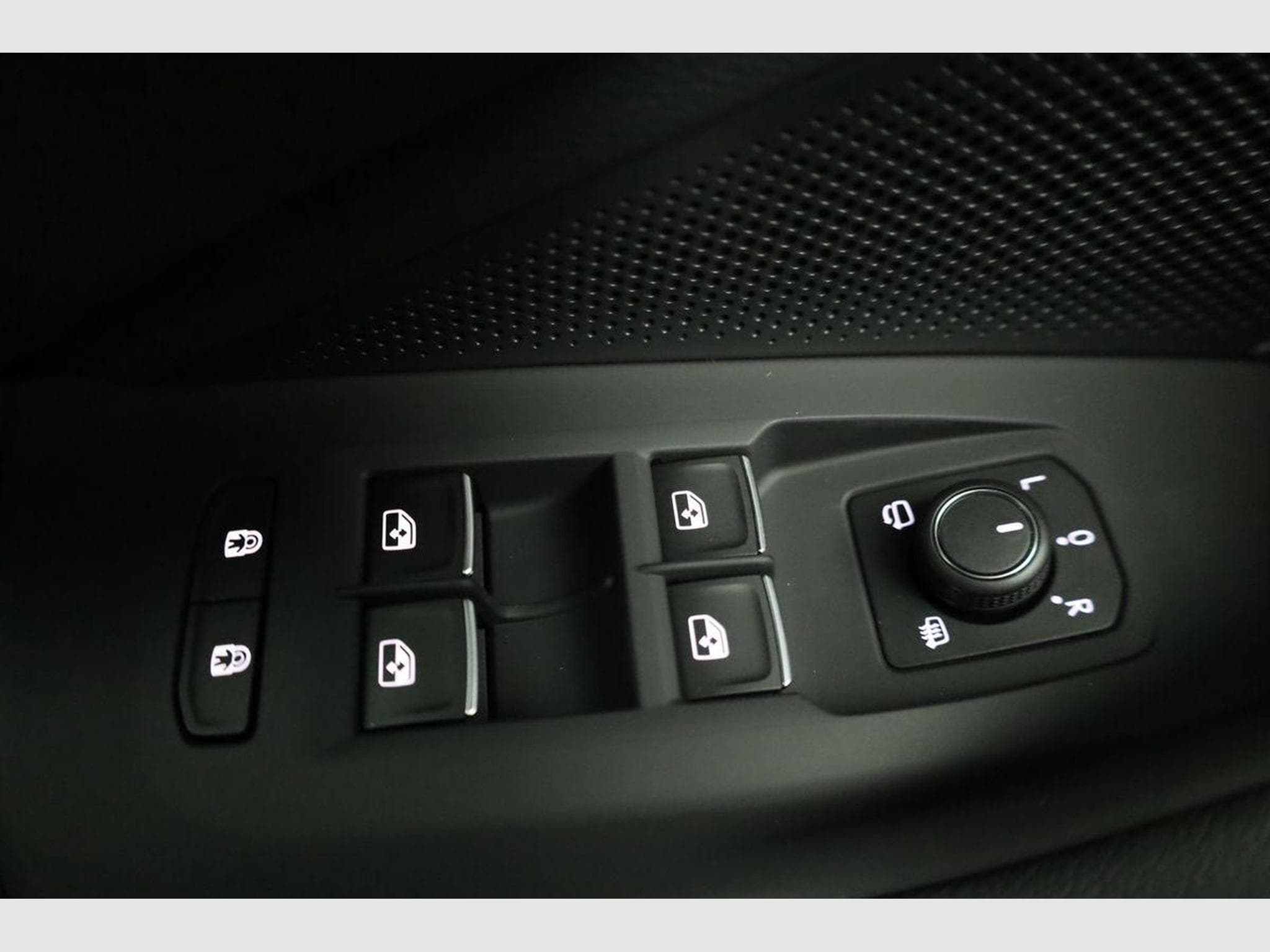 VW Passat Variant 2.0 TDI 142 kW 4Motion R-Line (2026) - Photo 7