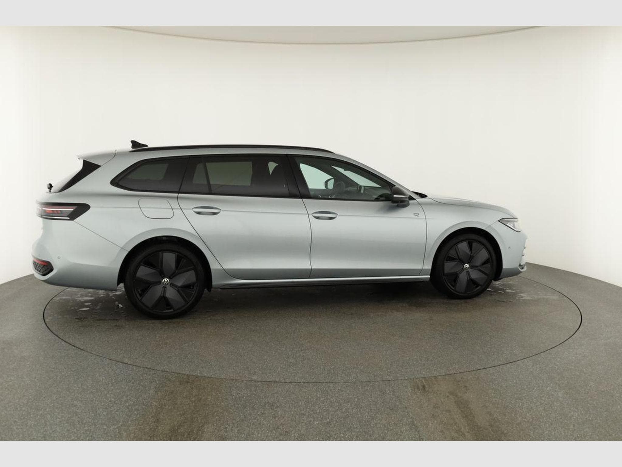 VW Passat Variant 2.0 TDI 142 kW 4Motion R-Line (2026) - Photo 21