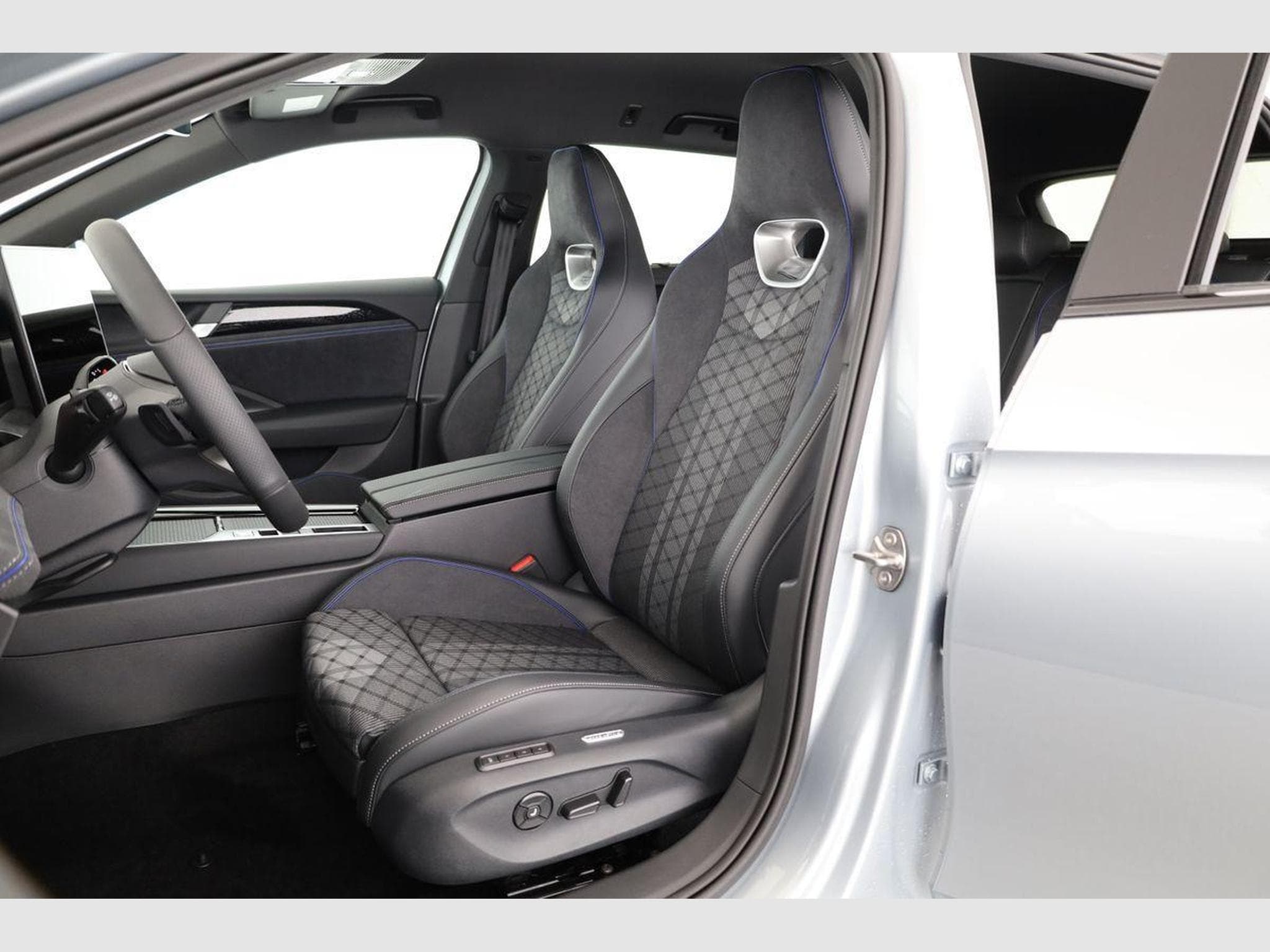 VW Passat Variant 2.0 TDI 142 kW 4Motion R-Line (2026) - Photo 9