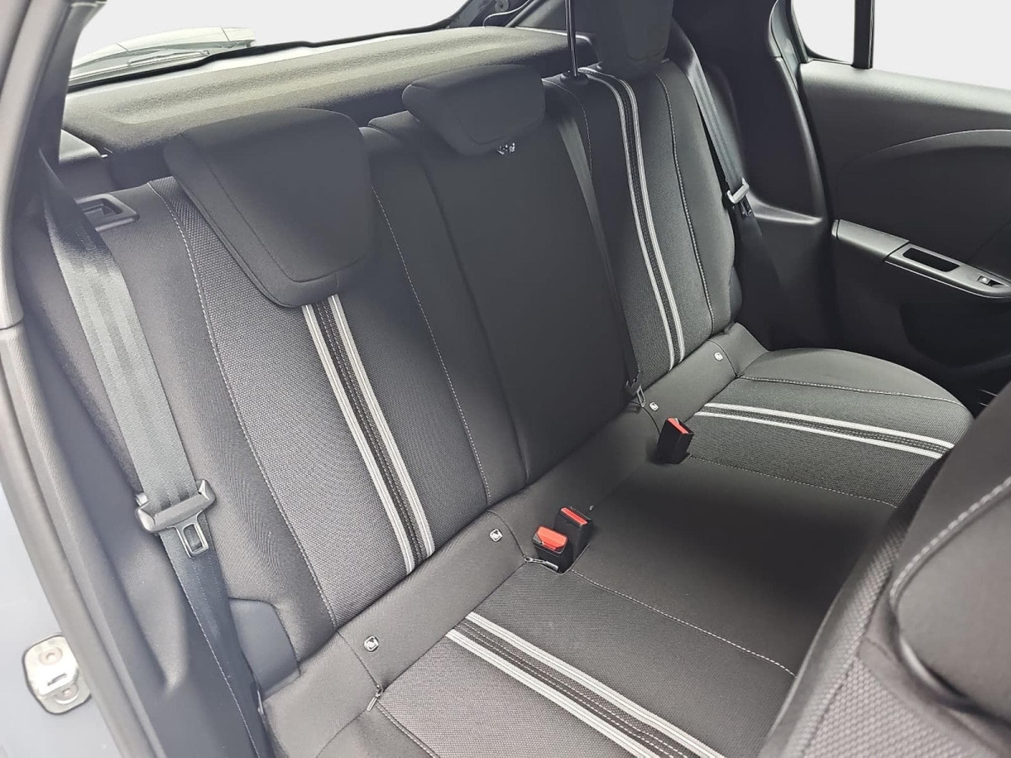 Opel Corsa 1.2 Hybrid 145 Auto  GS (2026) - Photo 17