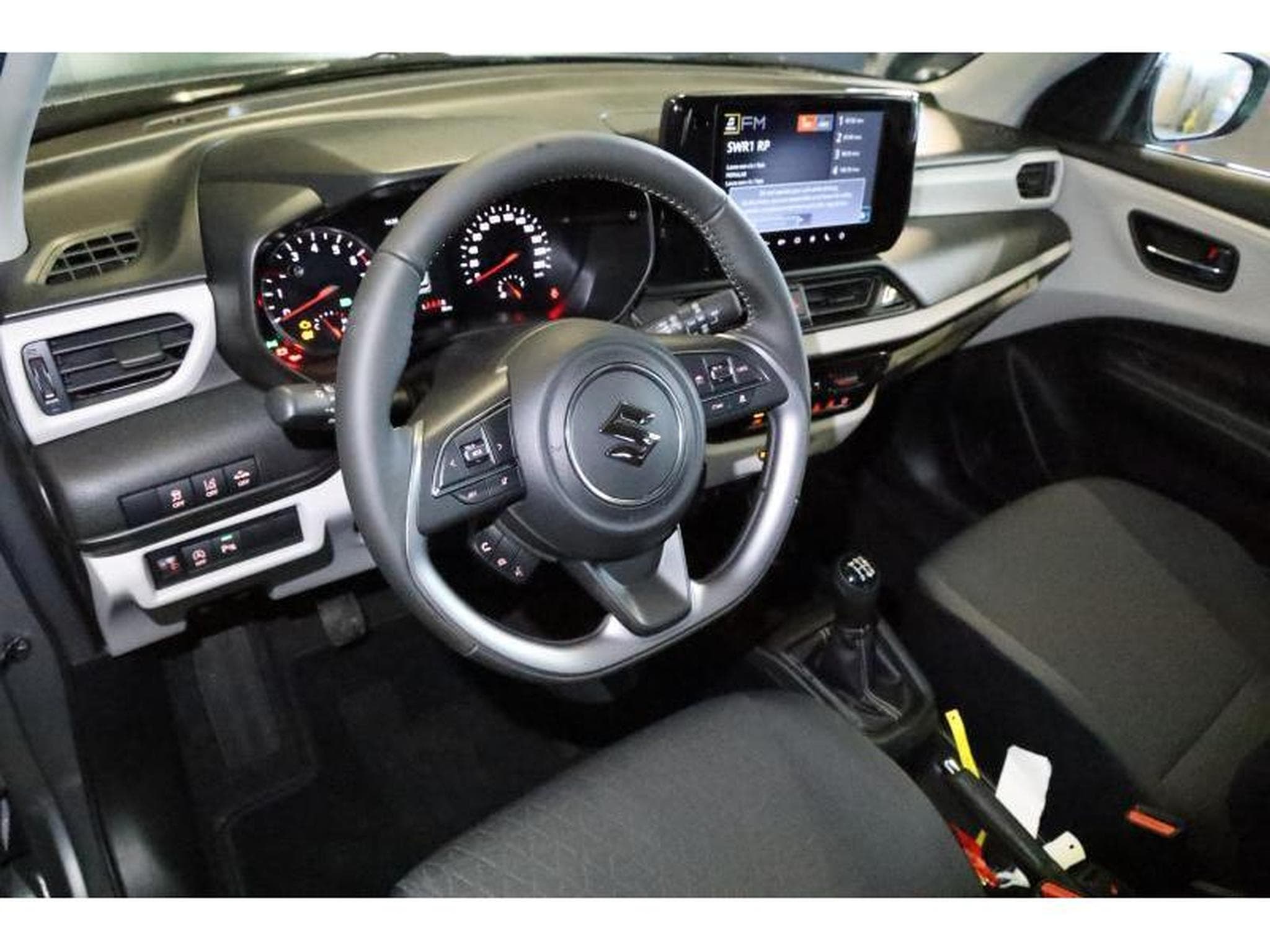 Suzuki Swift GL+ (2024) - Photo 2