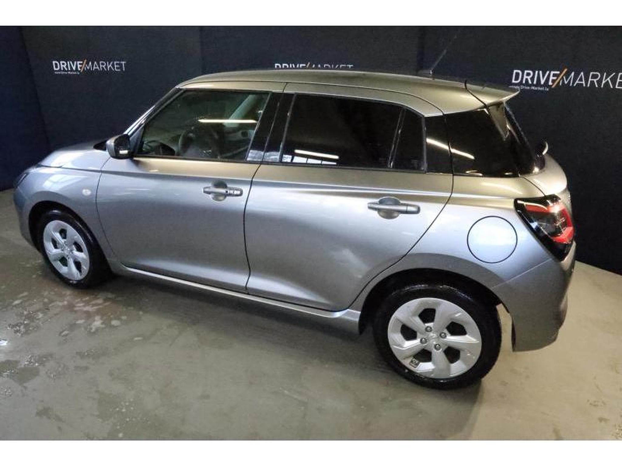 Suzuki Swift GL+ (2024) - Photo 9