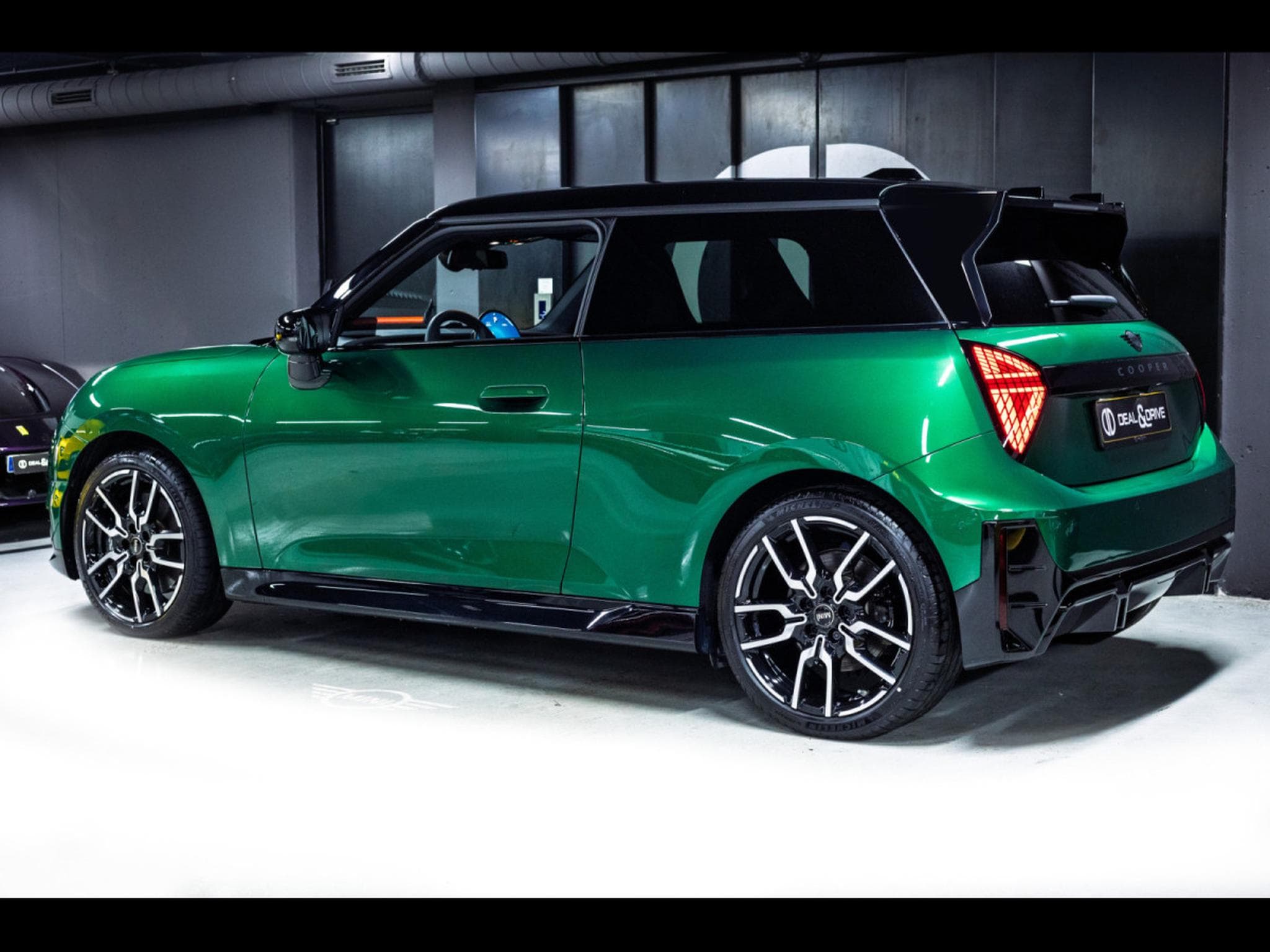 Mini Cooper E 3-DOOR PACK JOHN COOPER WORKS - PACK M - BRITISH RACING GR (2025) - Photo 3