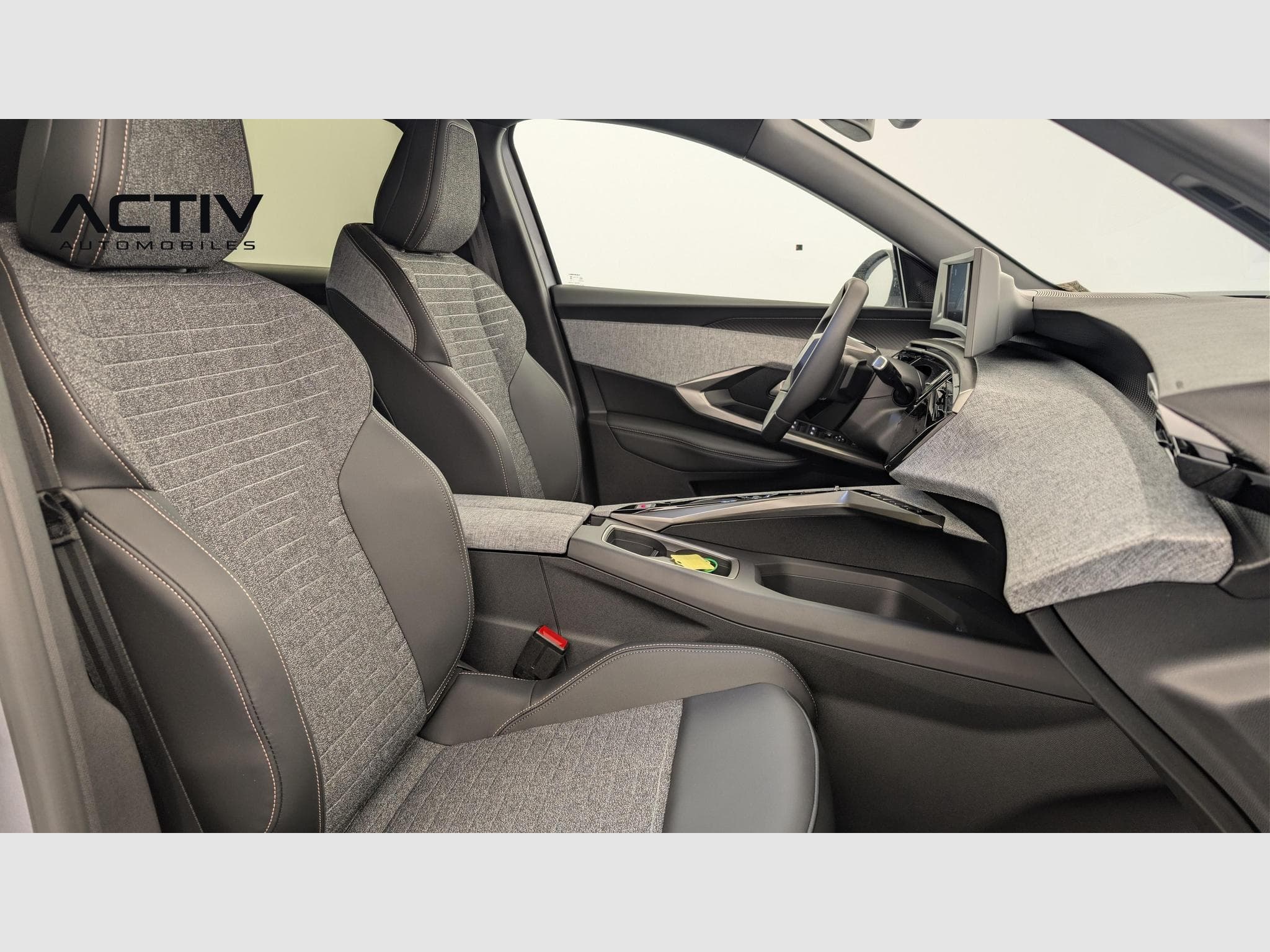 Peugeot 3008 Hybrid 145 e-DCS6 Allure (2025) - Photo 9