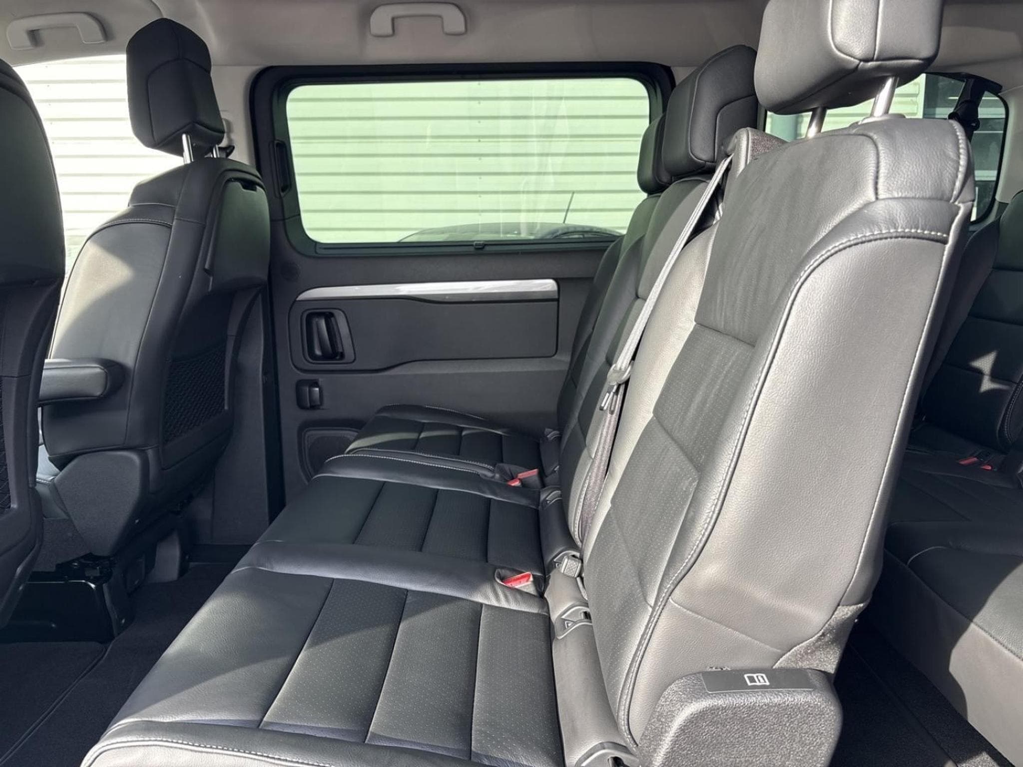 Peugeot Traveller Traveller ALLURE L2 180cv EAT8 (2026) - Foto 2