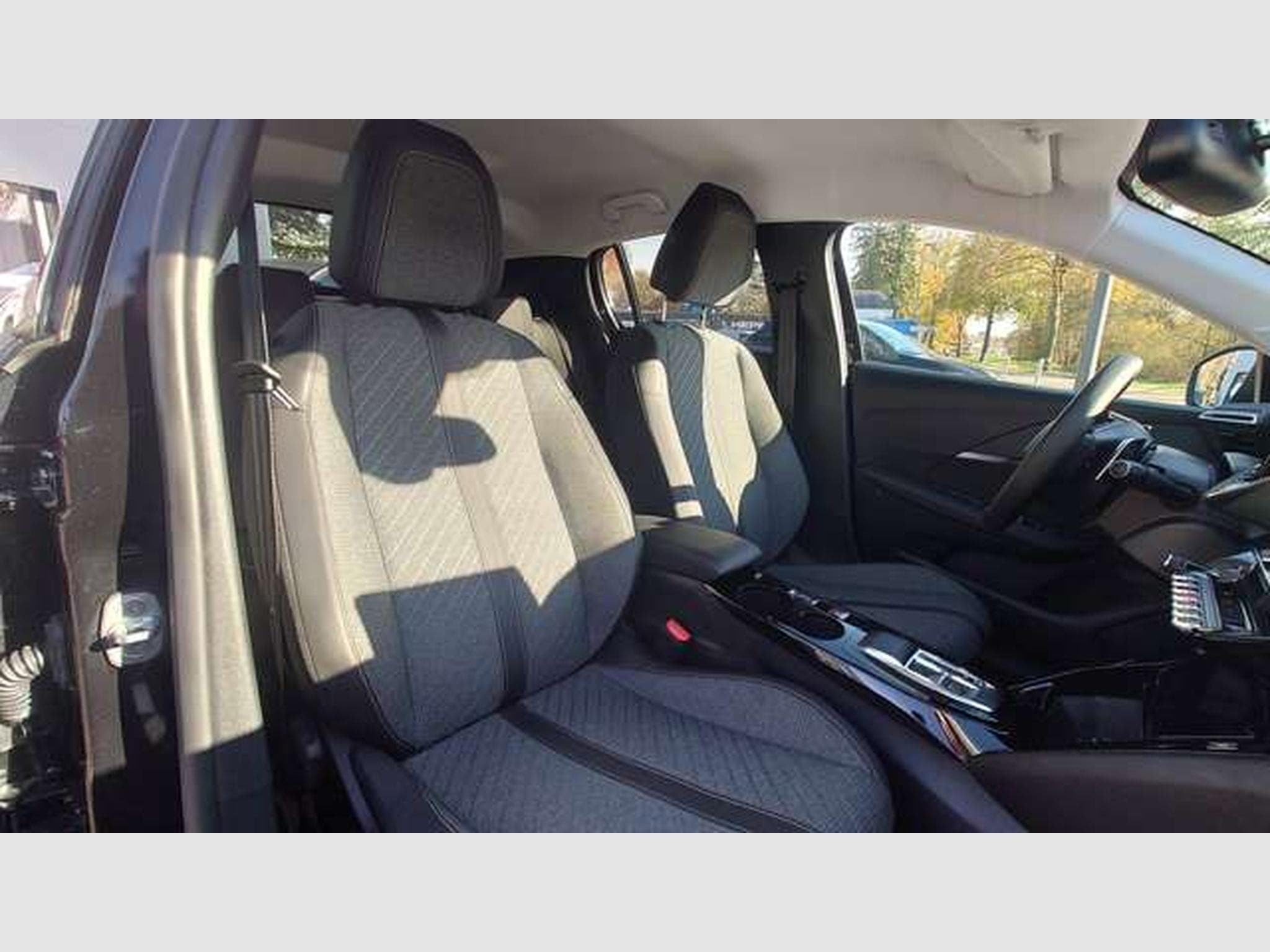 Peugeot 208 Hybrid 100 Allure (2024) - Foto 5