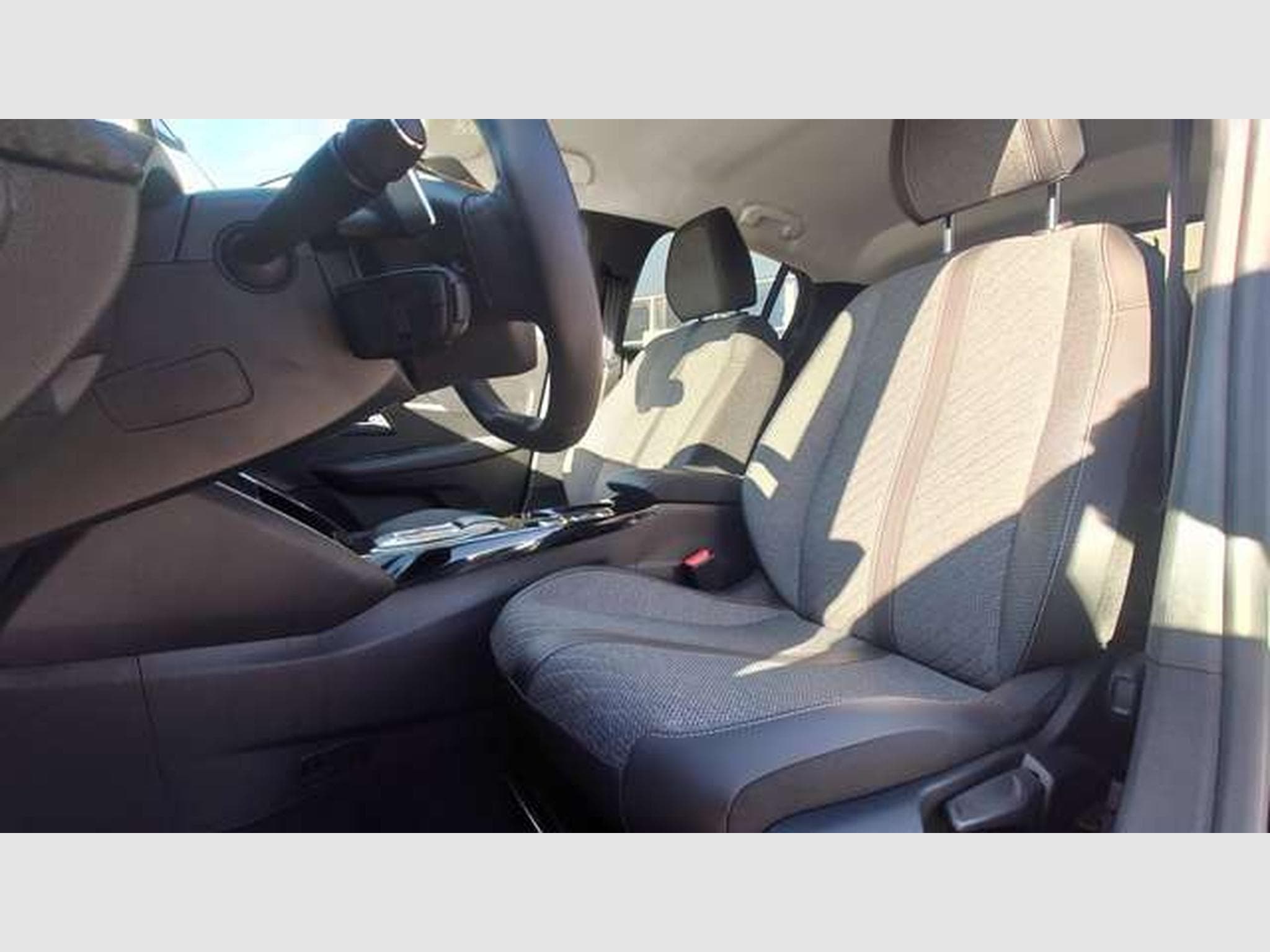 Peugeot 208 Hybrid 100 Allure (2024) - Foto 4