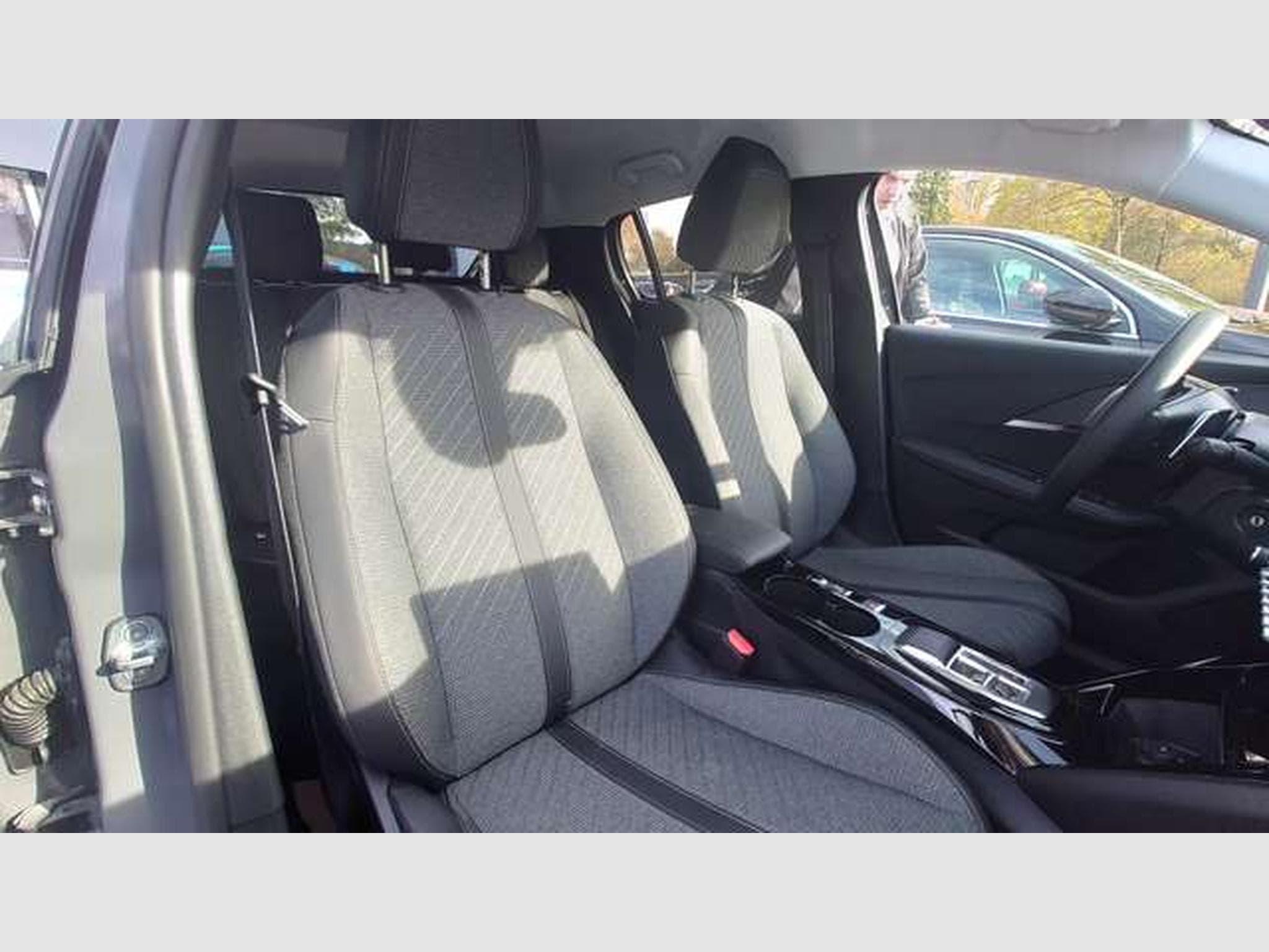 Peugeot 208 Hybrid 100 Allure (2024) - Foto 4