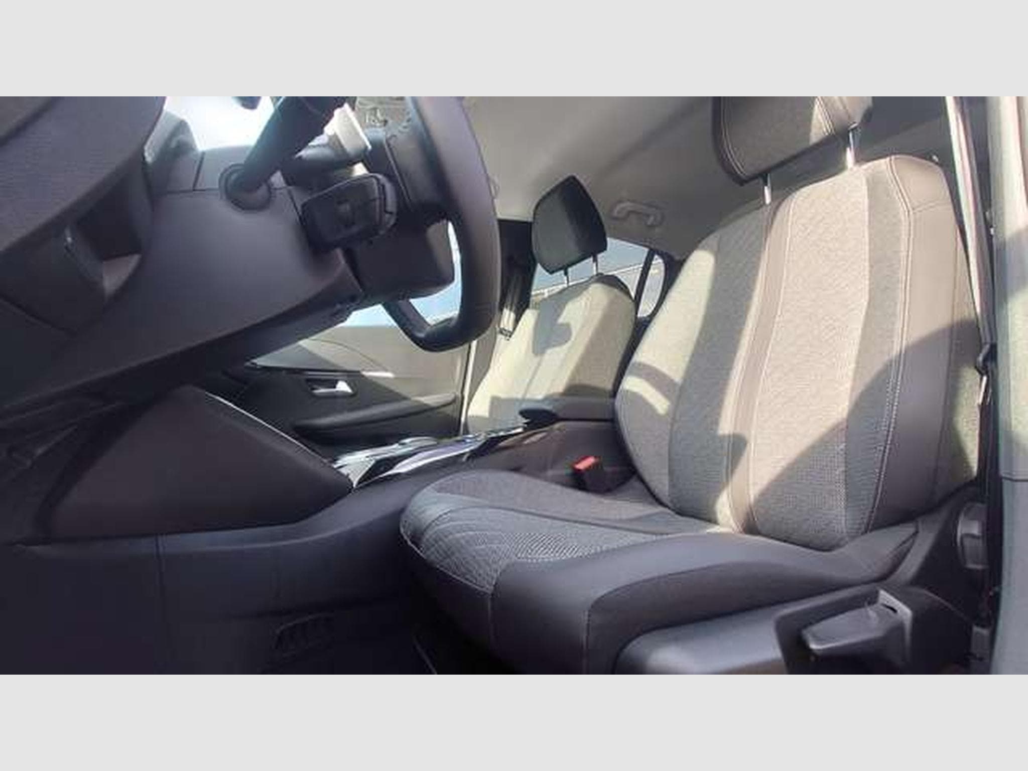 Peugeot 208 Hybrid 100 Allure (2024) - Foto 5